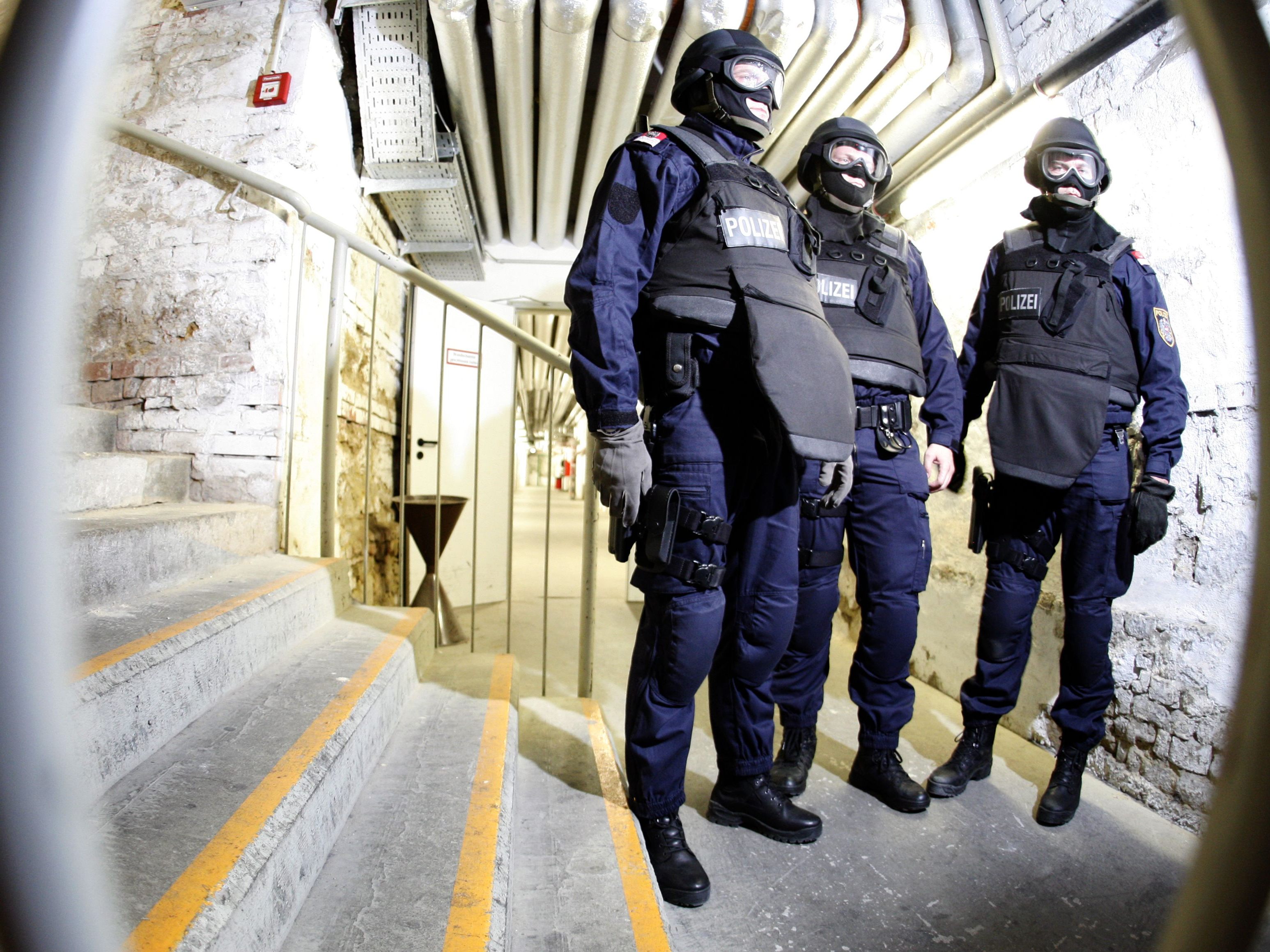 Die WEGA klopfte bei dem Mann an die Tür.