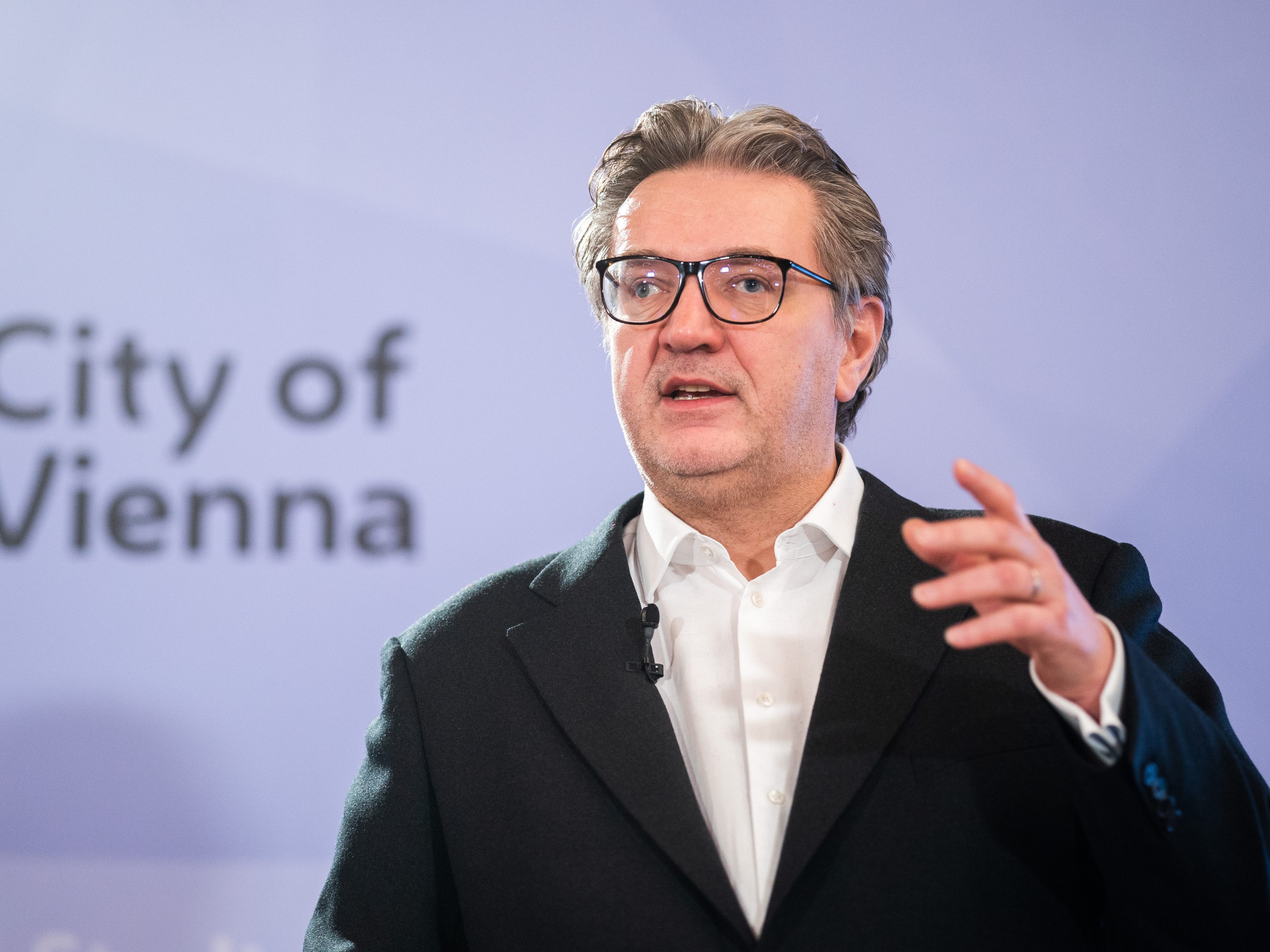 Peter Hacker hat eine Idee: Den Wochenend-Lockdown. Peter Hacker hat eine Idee: Den Wochenend-Lockdown.