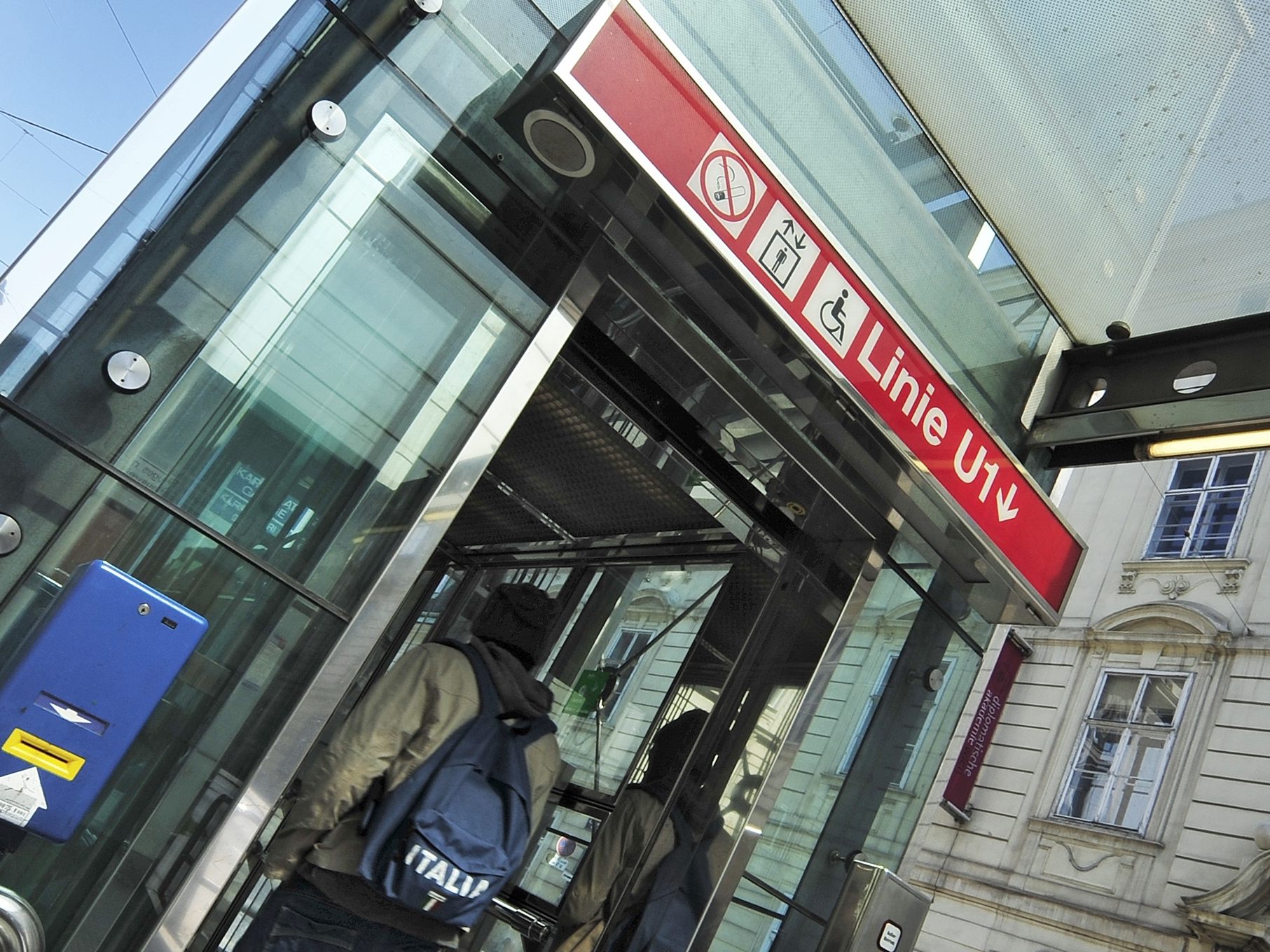 Der Aufzug beim Stephansplatz erhält neue Abdichtungen. Der Aufzug beim Stephansplatz erhält neue Abdichtungen.