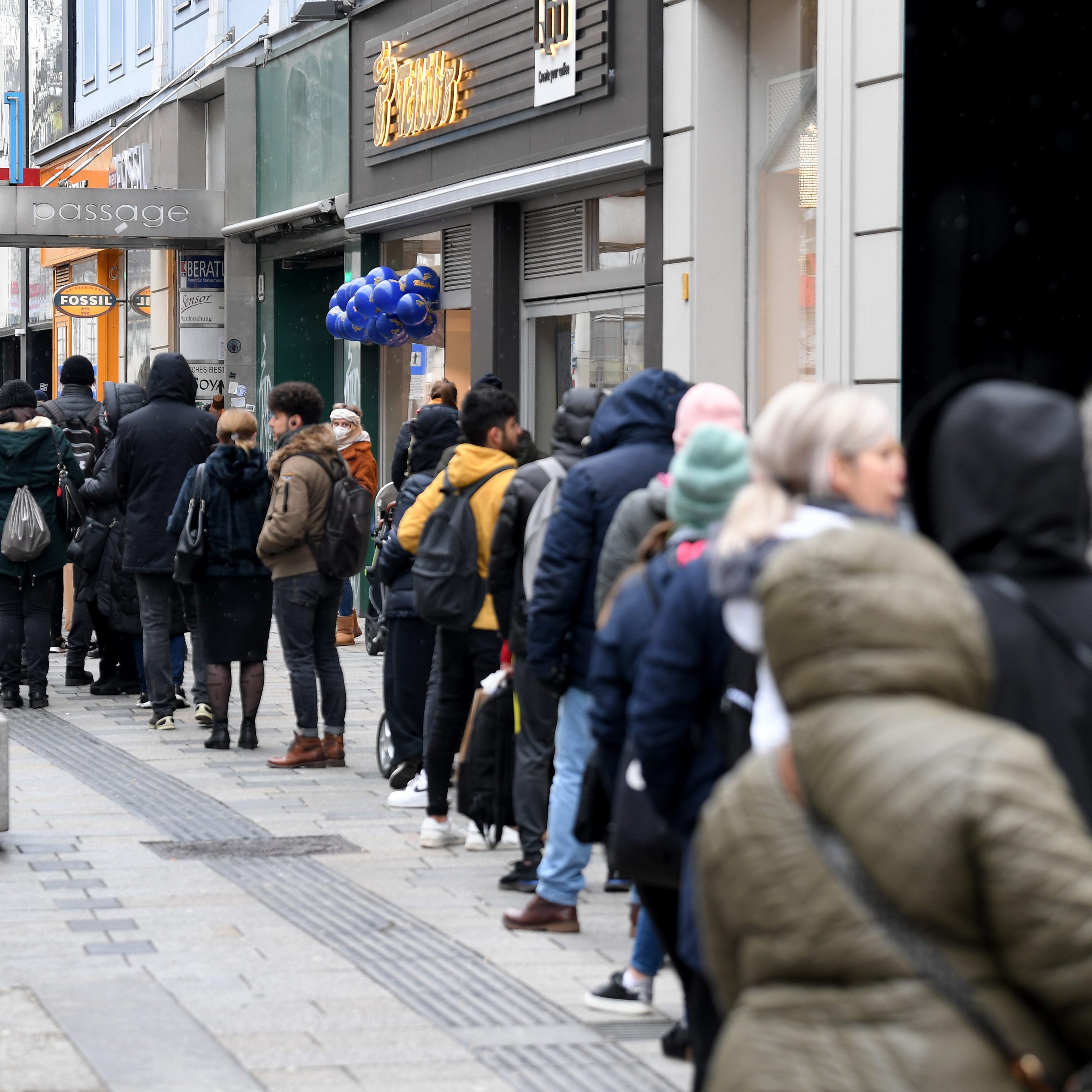 Wegen der Regel kann es vor den Geschäften zu Schlangen kommen.