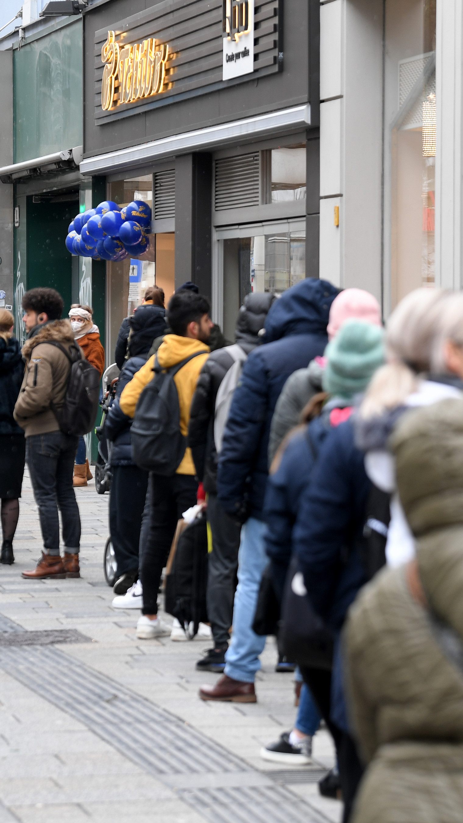 Wegen der Regel kann es vor den Geschäften zu Schlangen kommen.