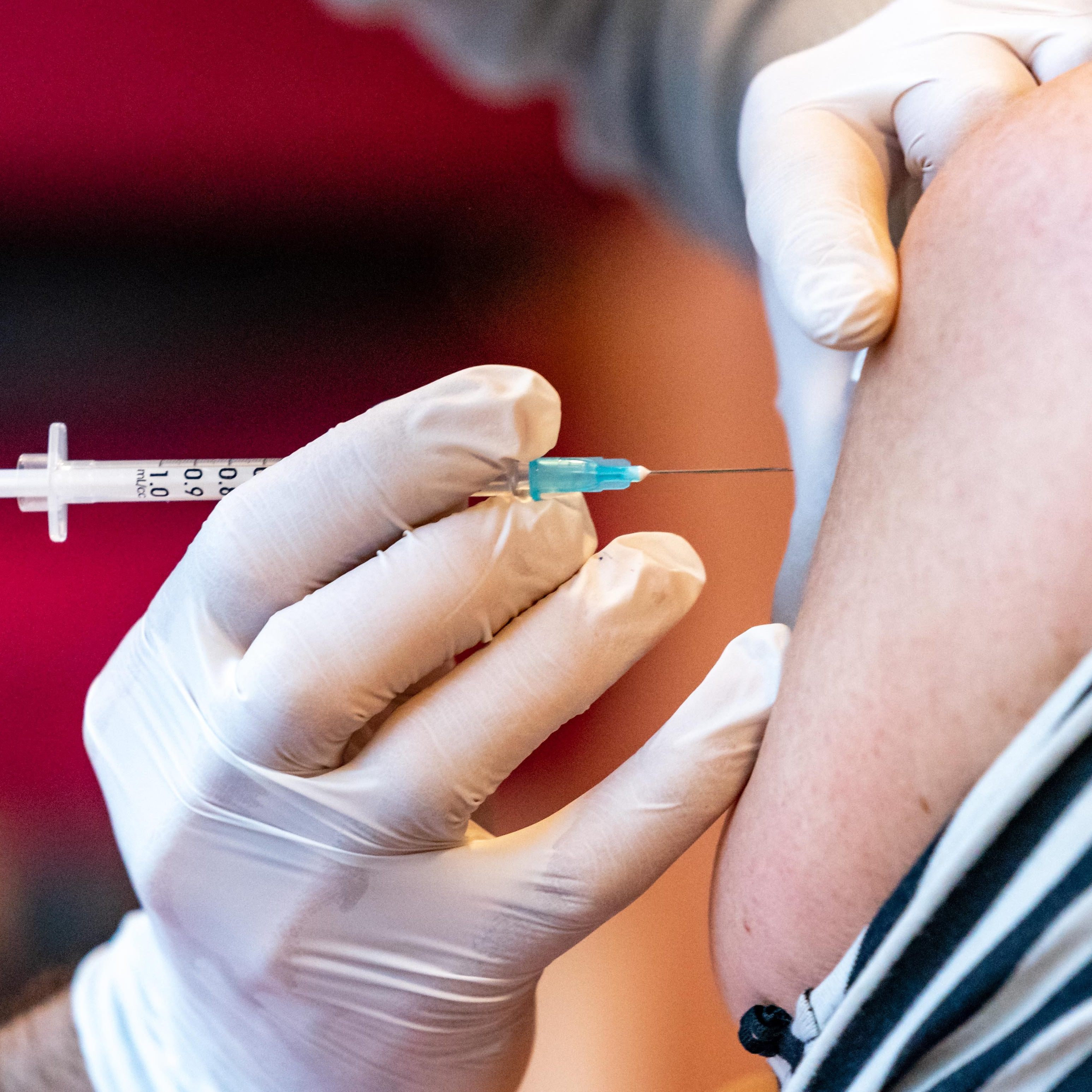 Warten auf die Impfung: Lange Schlangen gab's am Wochenende in Bezau.