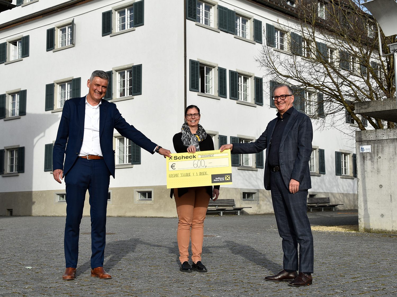 Harald Dür (l.) und Günther Watzenegger vom Verein Radsport „Schwalbe vor dem Arlberg“ mit Bürgermeisterin Katharina Wöß-Krall bei der Spendenübergabe vor dem Rathaus Rankweil.