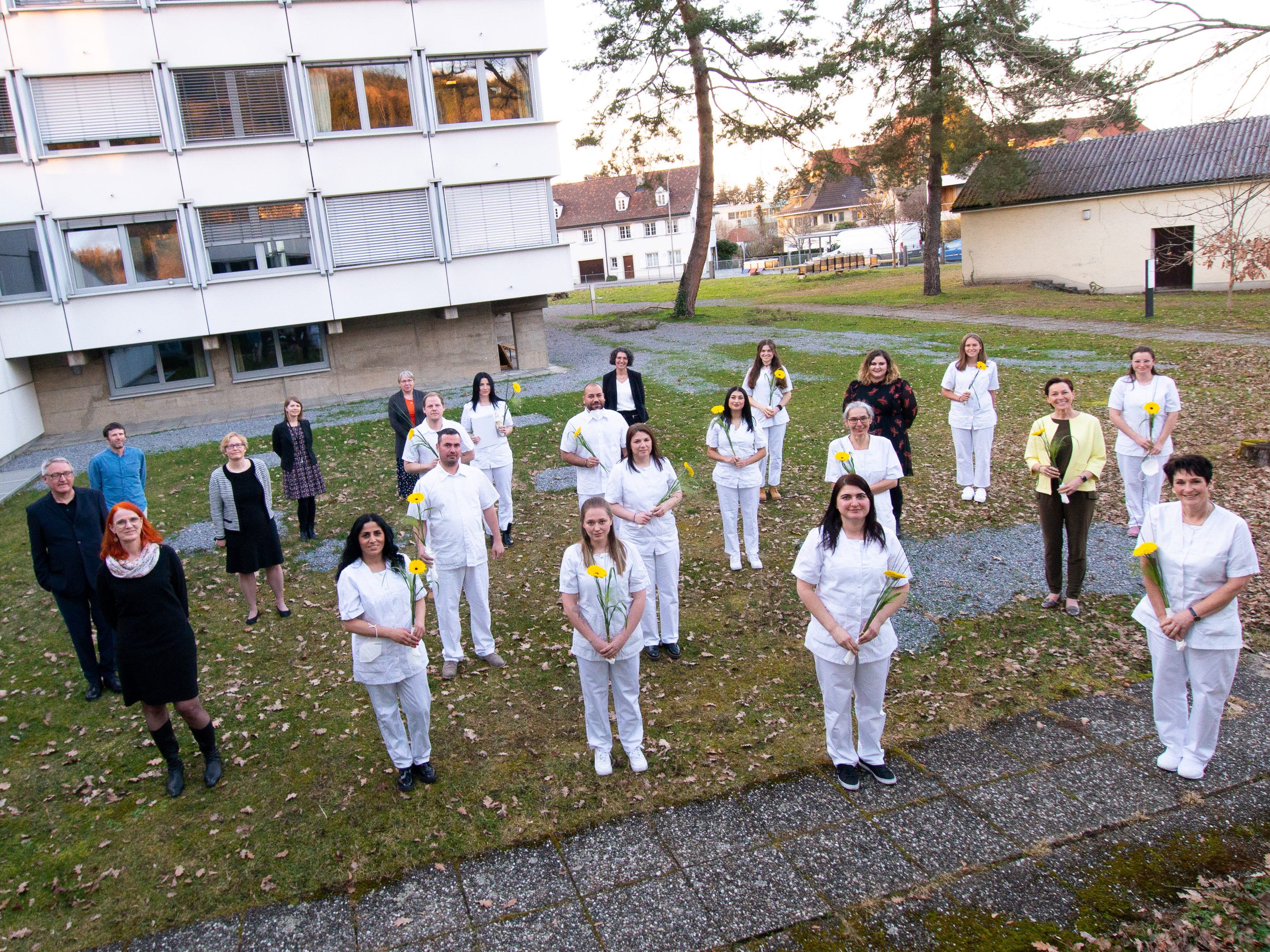 Absolventinnen und Absolventen der Pflegefachassistenz . Absolventinnen und Absolventen der Pflegefachassistenz .