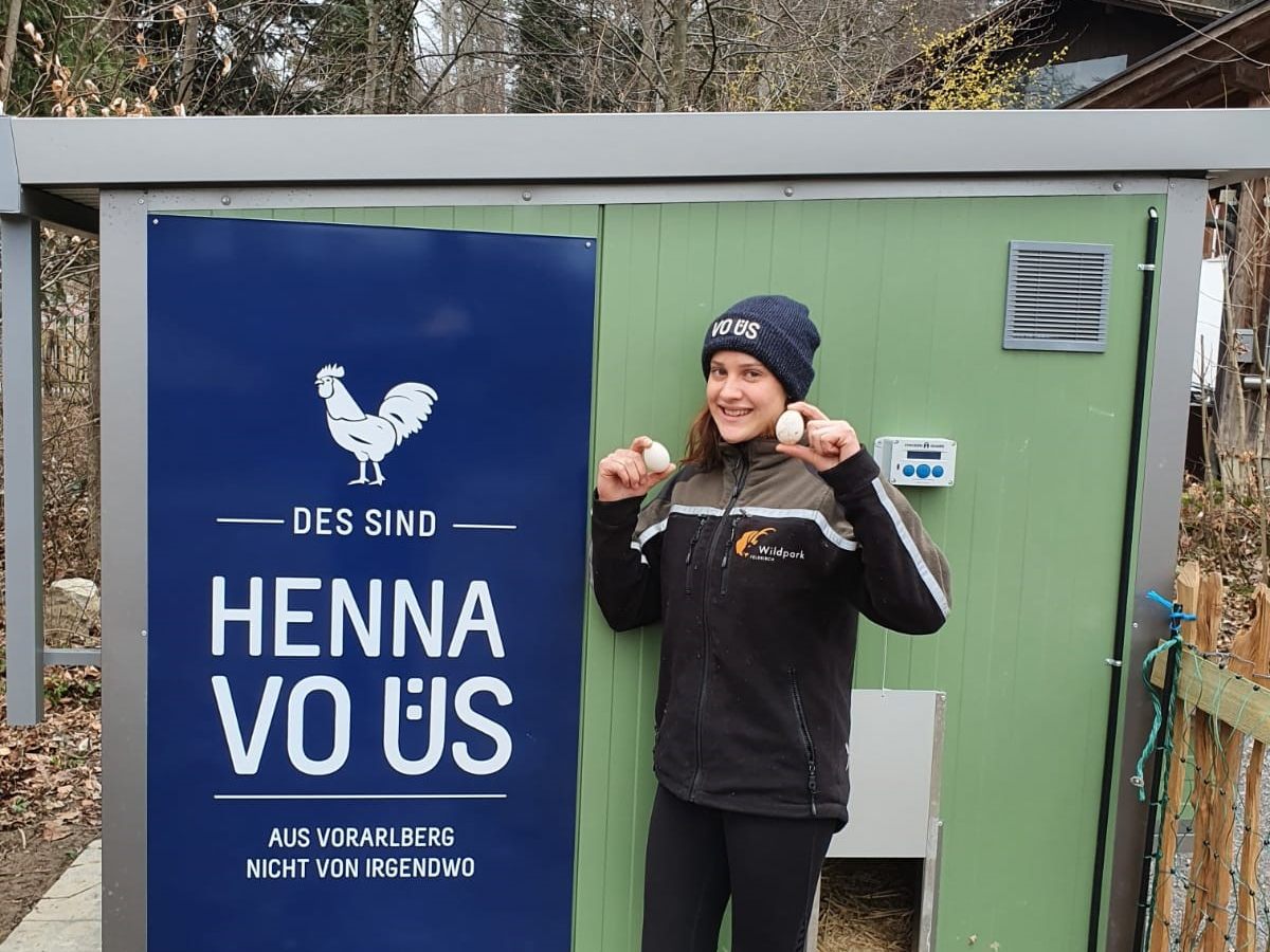 Franziska vor dem neuen Hühnerstall Franziska vor dem neuen Hühnerstall