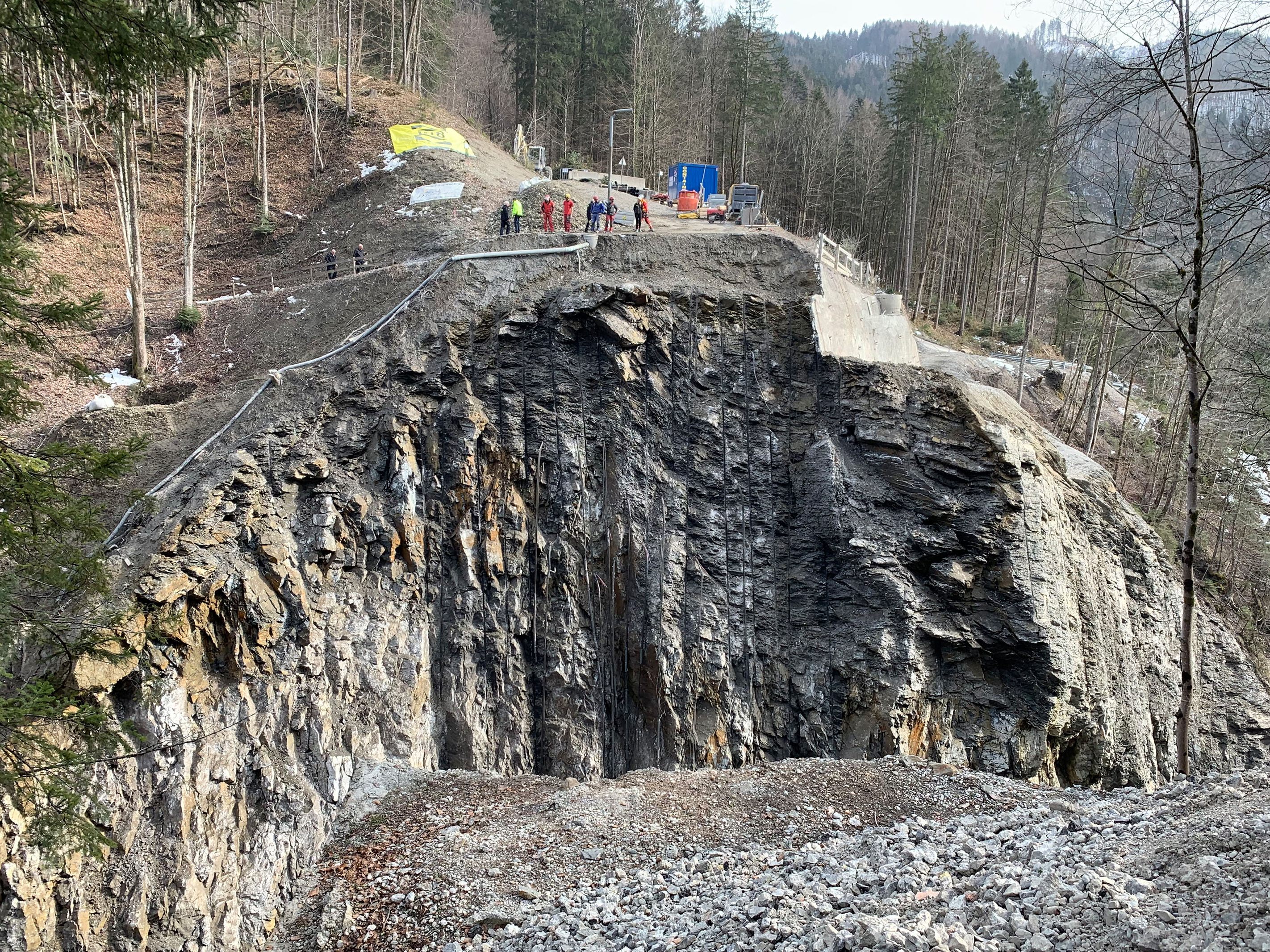 Ein riesiger Brocken vom Fels wurde abgesprengt.