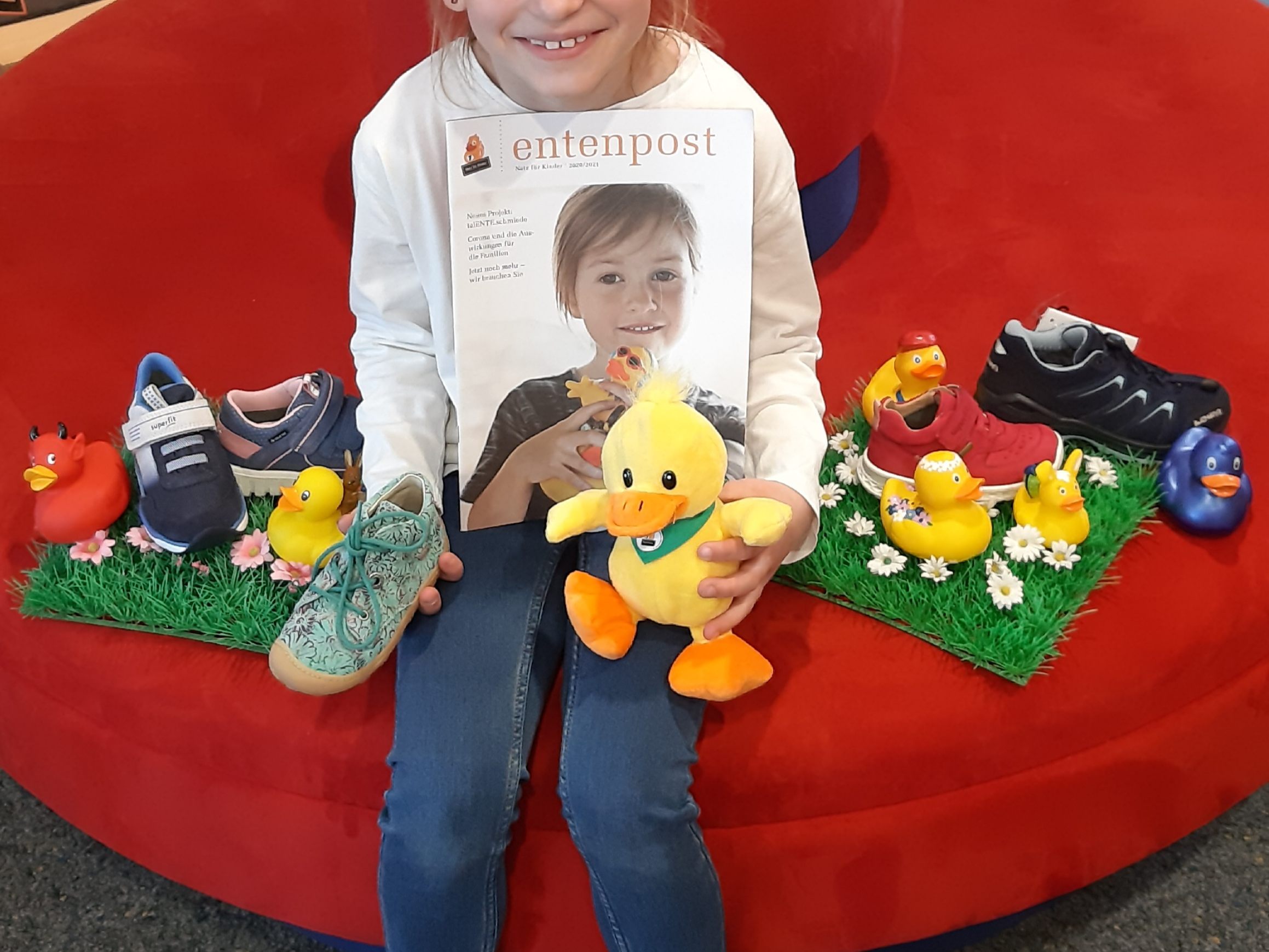 Tamara freut sich über coole Schuhe und Enten.