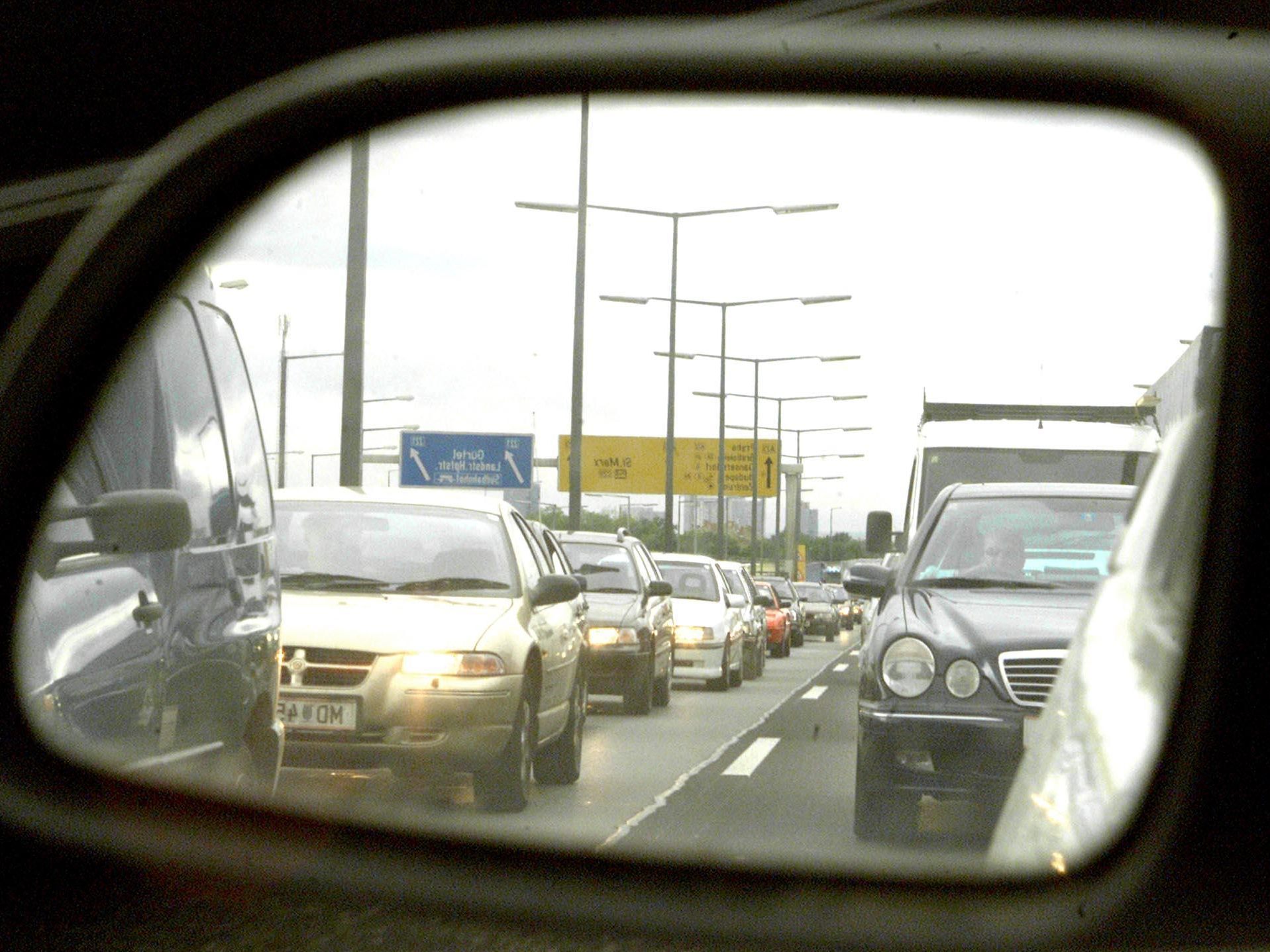 Auf der Wiener Südosttangente (A23) kam es durch ein brennendes Auto zu einem sechs Kilometer langen Stau.