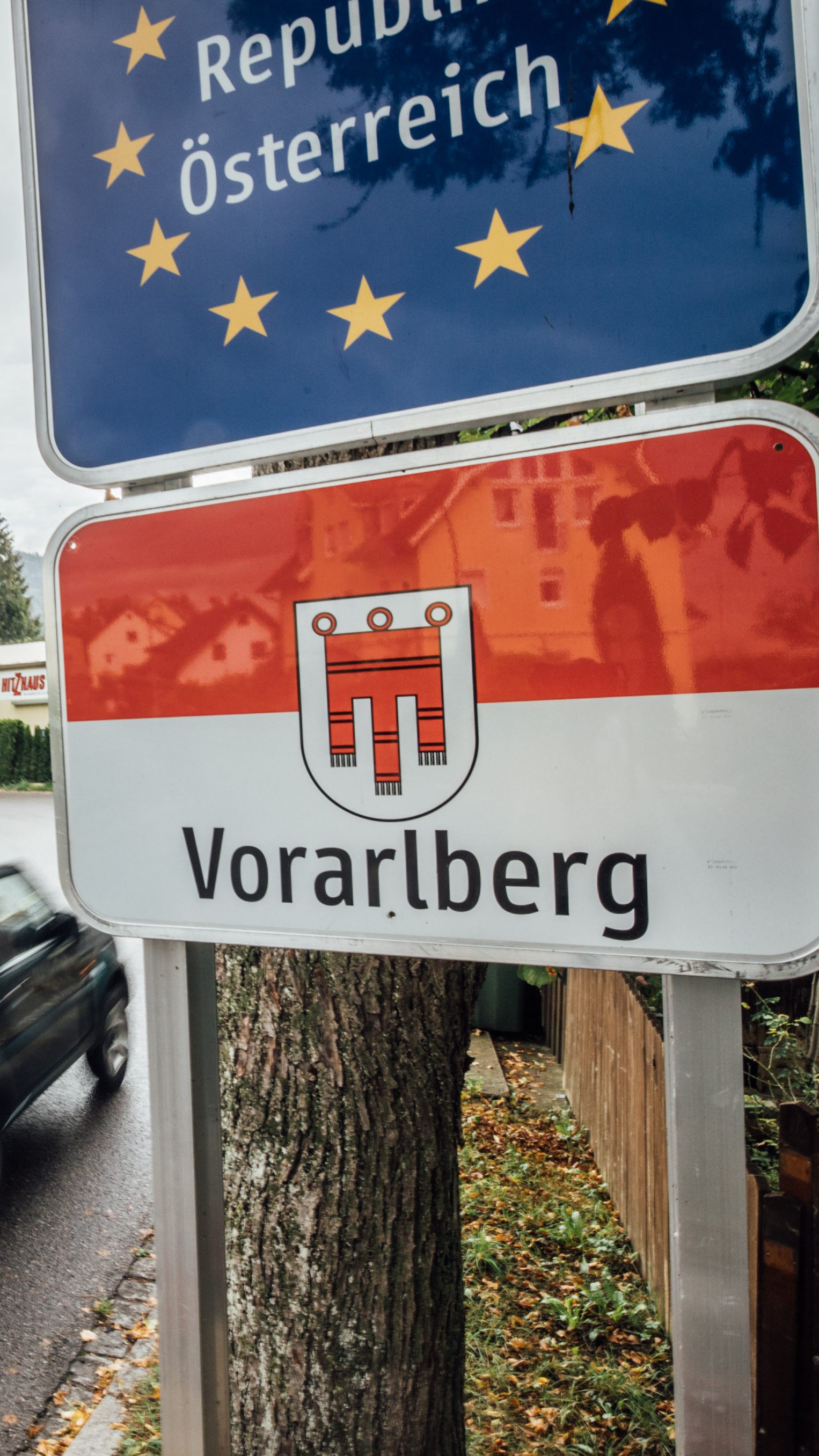 Bei der Einreise muss entweder eine ärztliche Bestätigung oder ein in Deutsch oder Englisch ausgestelltes negatives Corona-Testergebnis mitgeführt werden.