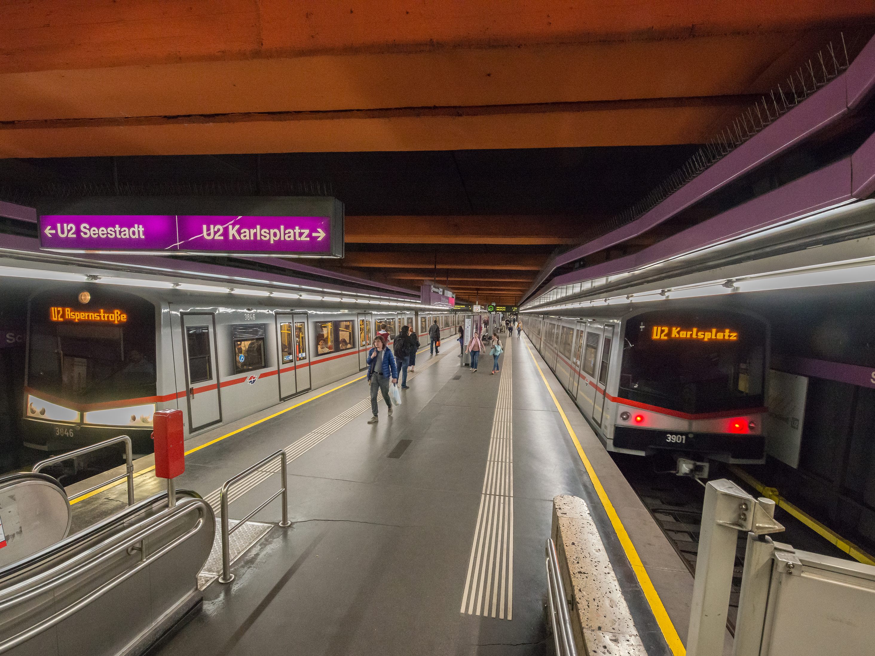 Zwischen den Stationen Karlsplatz und Schottentor ist der Fahrbetrieb bis Herbst 2023 eingestellt. Zwischen den Stationen Karlsplatz und Schottentor ist der Fahrbetrieb bis Herbst 2023 eingestellt.