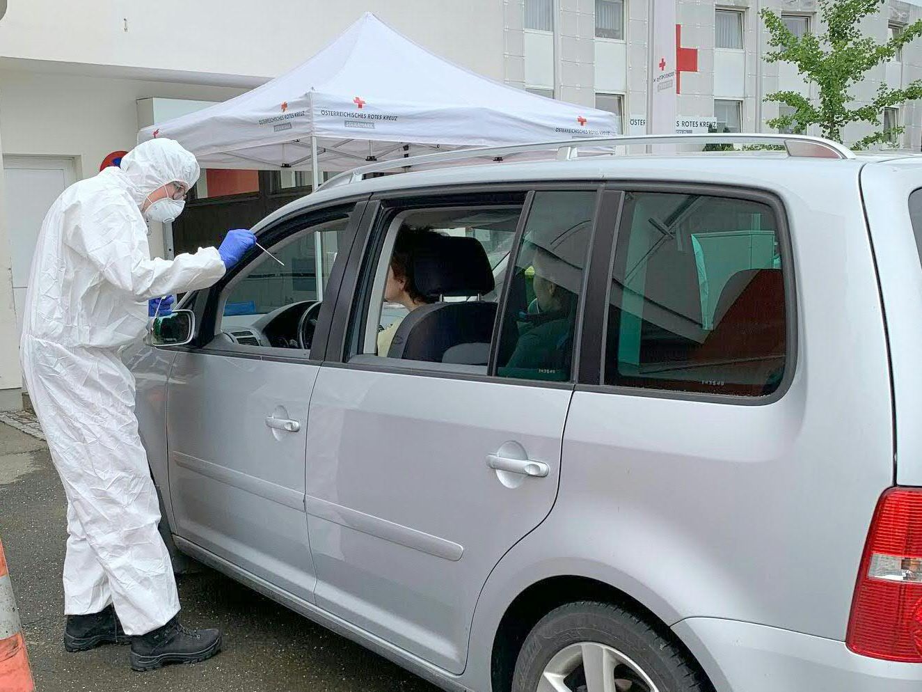 Die Untersuchung an den Stationen soll künftig von den Testwilligen selbst vorgenommen werden. Die Untersuchung an den Stationen soll künftig von den Testwilligen selbst vorgenommen werden.