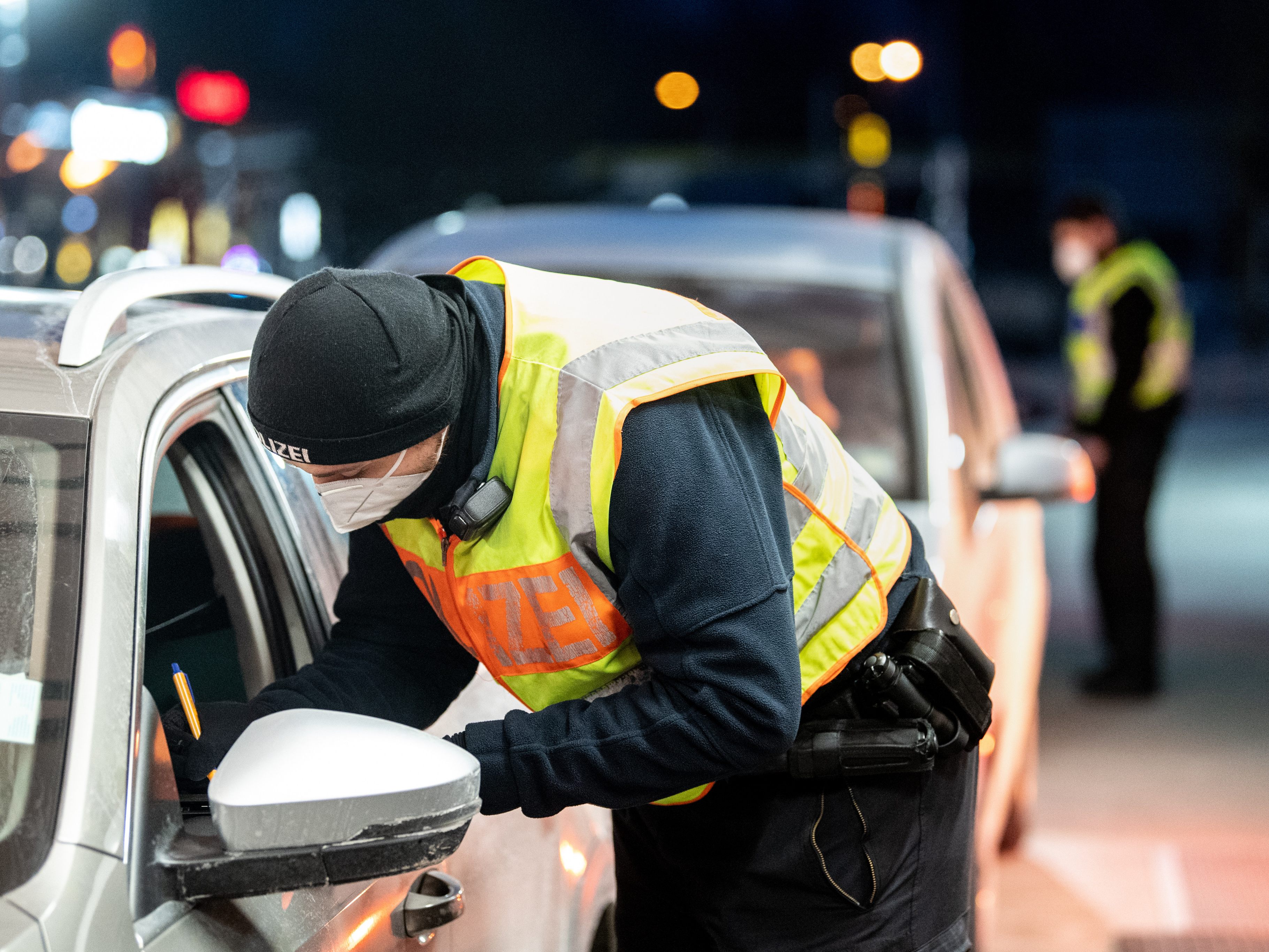 Ab Sonntag werden die Einreisekontrollen aufgehoben. Ab Sonntag werden die Einreisekontrollen aufgehoben.