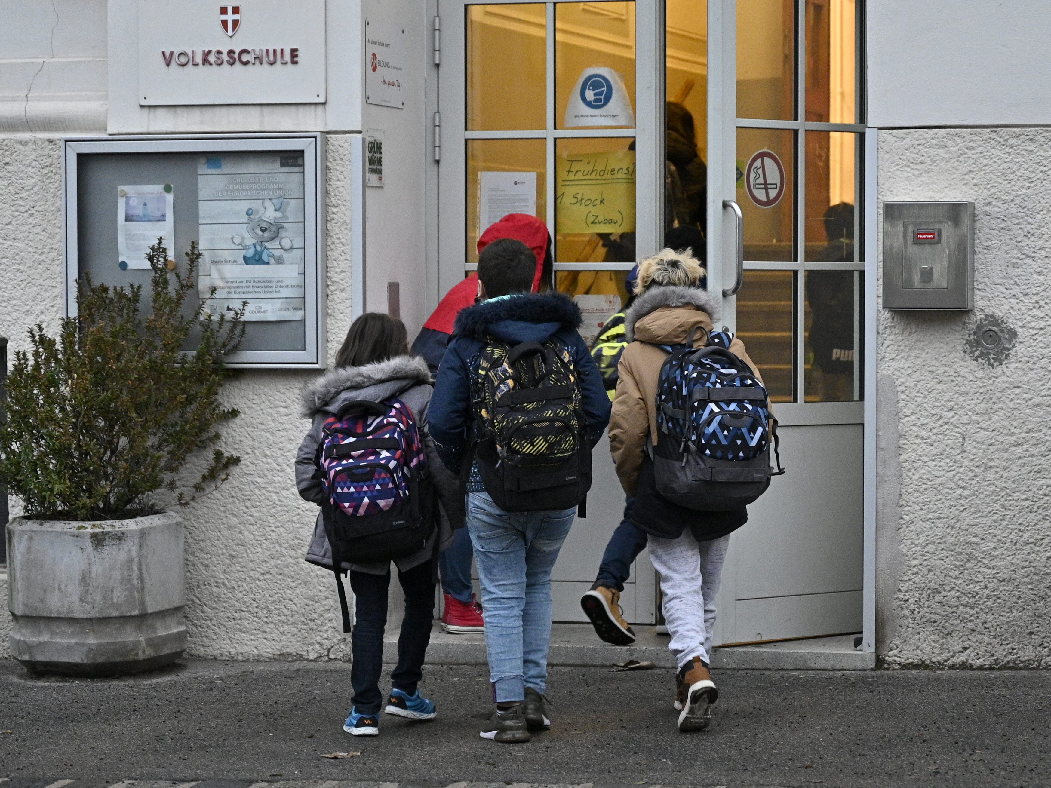 Mit den Lockerungen des Lockdowns kam es zu einem Anstieg der Infektionszahlen - vor allem rund um die Schulen. Mit den Lockerungen des Lockdowns kam es zu einem Anstieg der Infektionszahlen - vor allem rund um die Schulen.