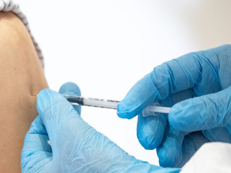 Bislang gibt es keinen Hinweis auf einen Zusammenhang zwischen einem Todesfall und einer Coronavirus-Impfung. Bislang gibt es keinen Hinweis auf einen Zusammenhang zwischen einem Todesfall und einer Coronavirus-Impfung.