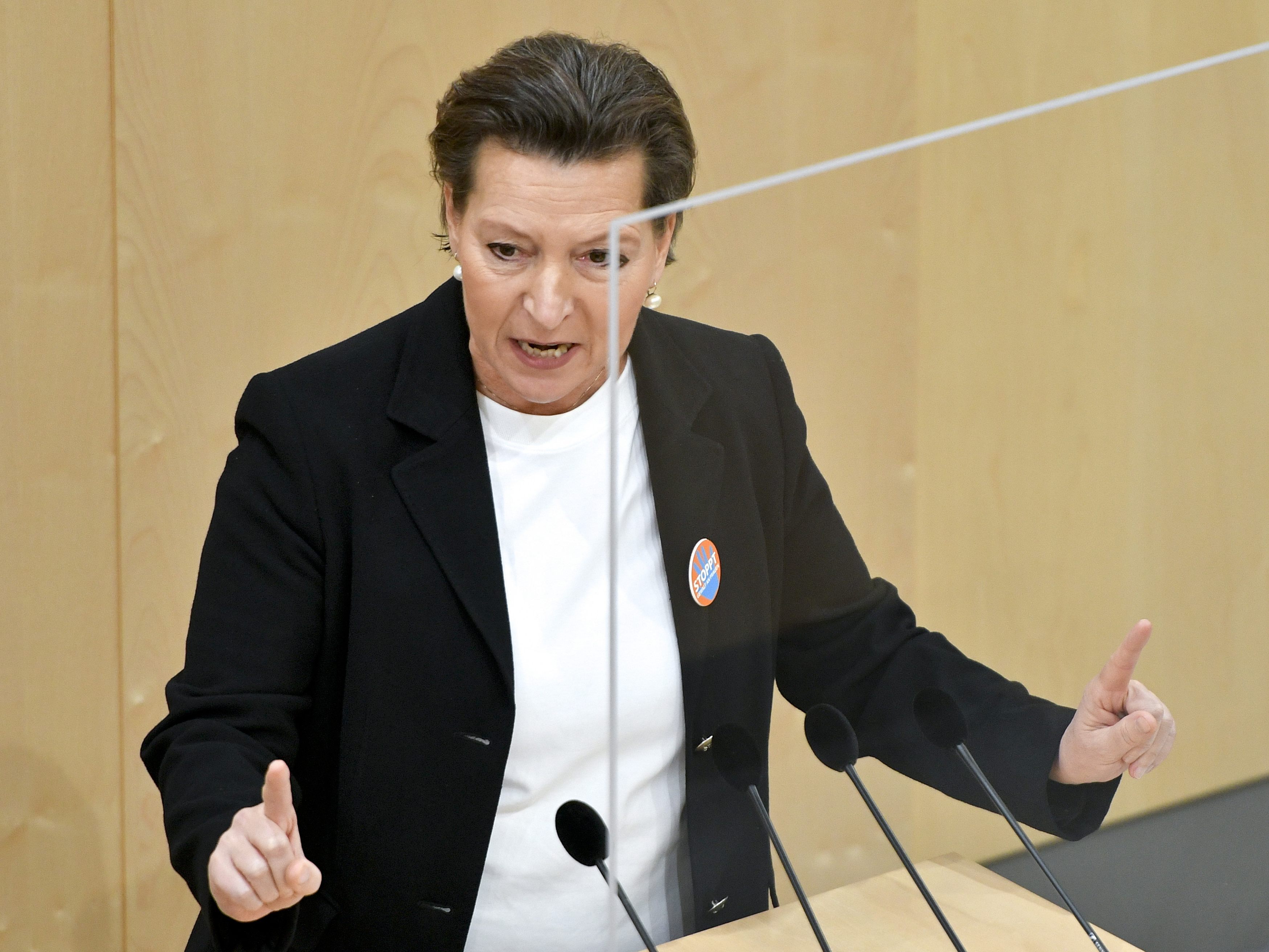Heinisch-Hosek fordert Hilfen bei Weiterbildung und mehr Prävention gegen Gewalt. Heinisch-Hosek fordert Hilfen bei Weiterbildung und mehr Prävention gegen Gewalt.
