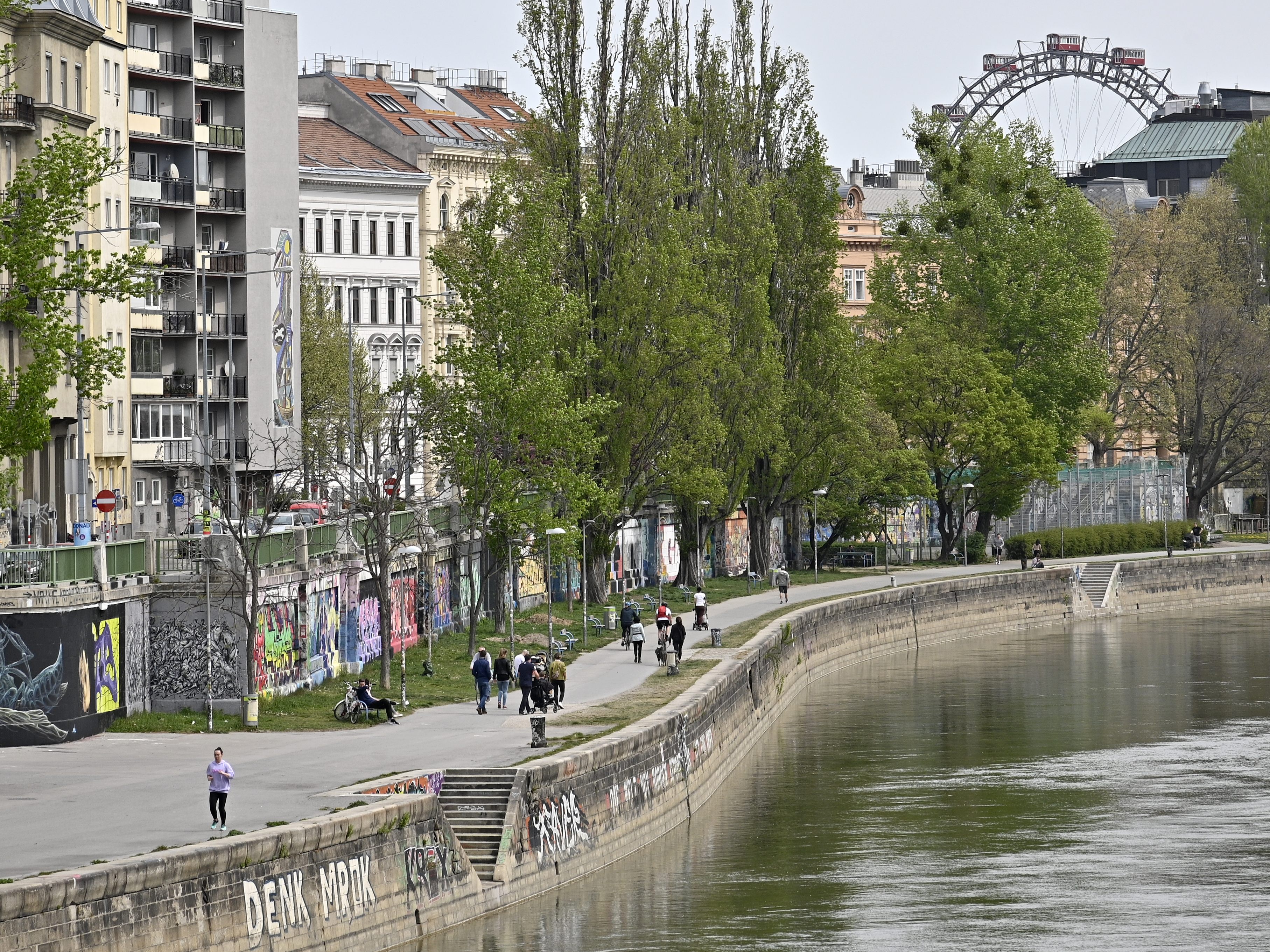 Der Wiener Donaukanal wurde während der Corona-Pandemie zum beliebten Treffpunkt. Der Wiener Donaukanal wurde während der Corona-Pandemie zum beliebten Treffpunkt.