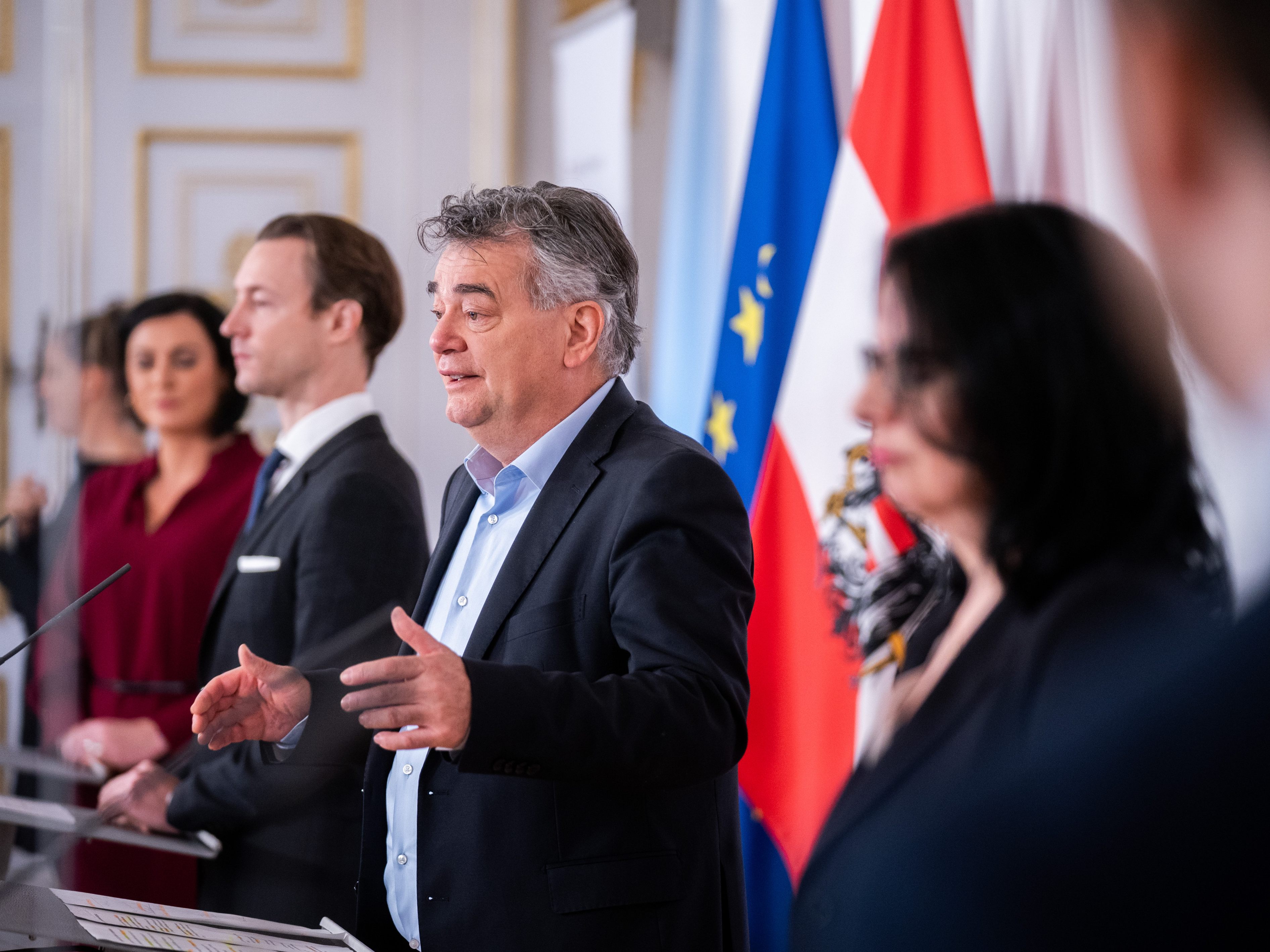 Corona-Hilfpaket: Regierung greift Unternehmen wieder unter die Arme.