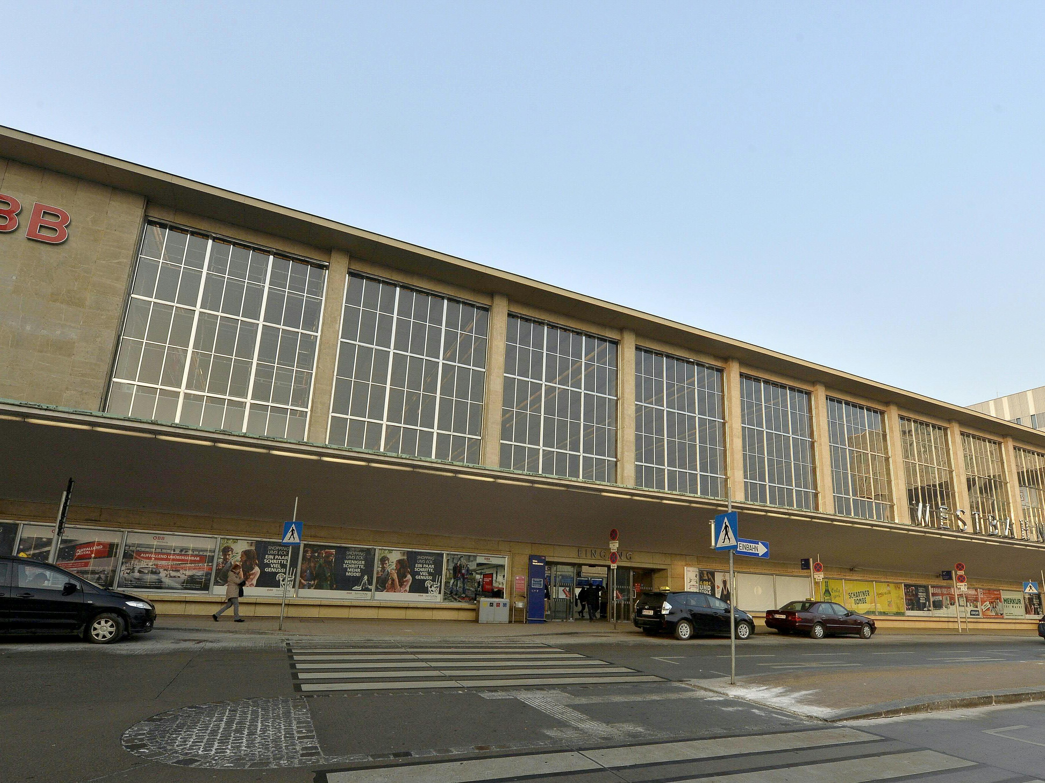 Eine laut Polizei nicht angemeldete Veranstaltung beim Wiener Westbahnhof sorgte für Stau Eine laut Polizei nicht angemeldete Veranstaltung beim Wiener Westbahnhof sorgte für Stau