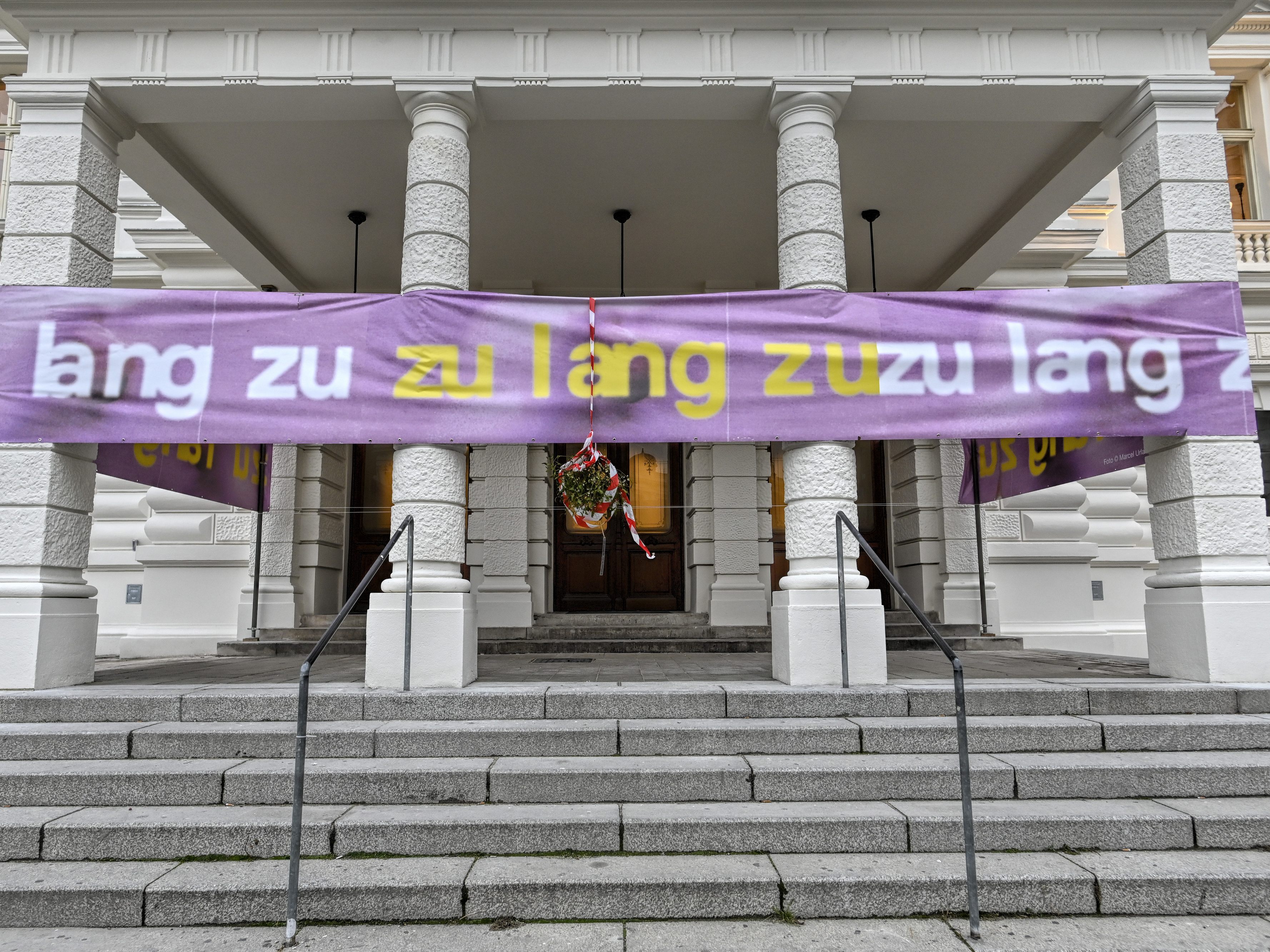Kunst und Kultur fordern die Gleichbehandlung mit anderen Sektoren. Kunst und Kultur fordern die Gleichbehandlung mit anderen Sektoren.