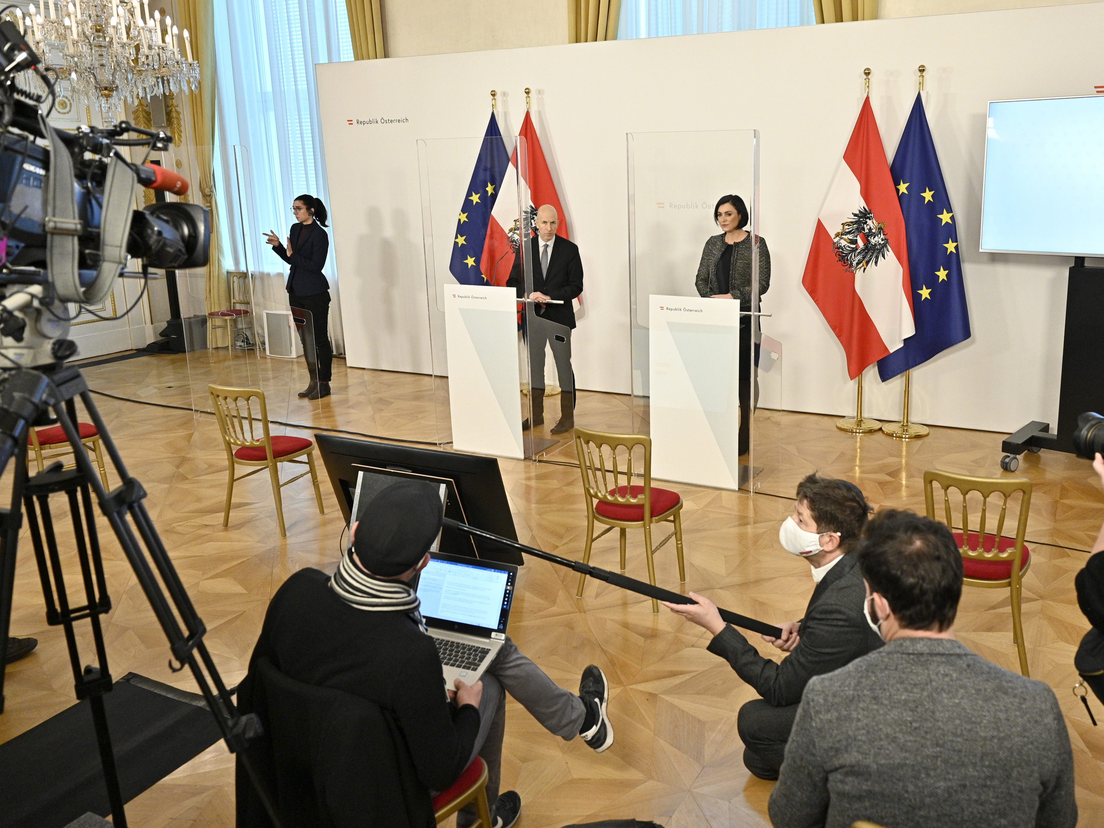 Pressefoyer nach dem Ministerrat. Pressefoyer nach dem Ministerrat.