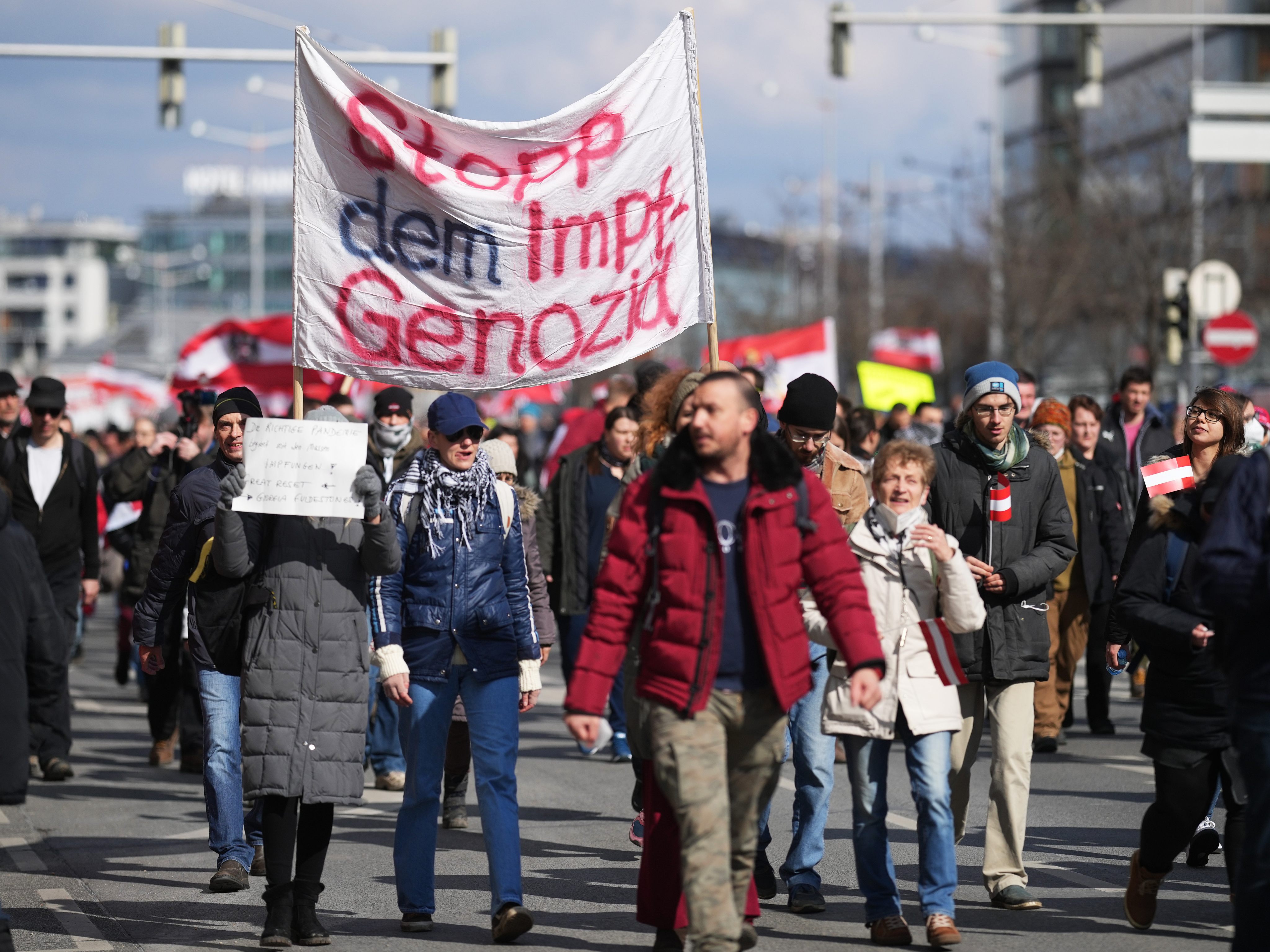 Corona-Demo in Wien: Haupttreffpunkt am Hauptbahnhof. Corona-Demo in Wien: Haupttreffpunkt am Hauptbahnhof.