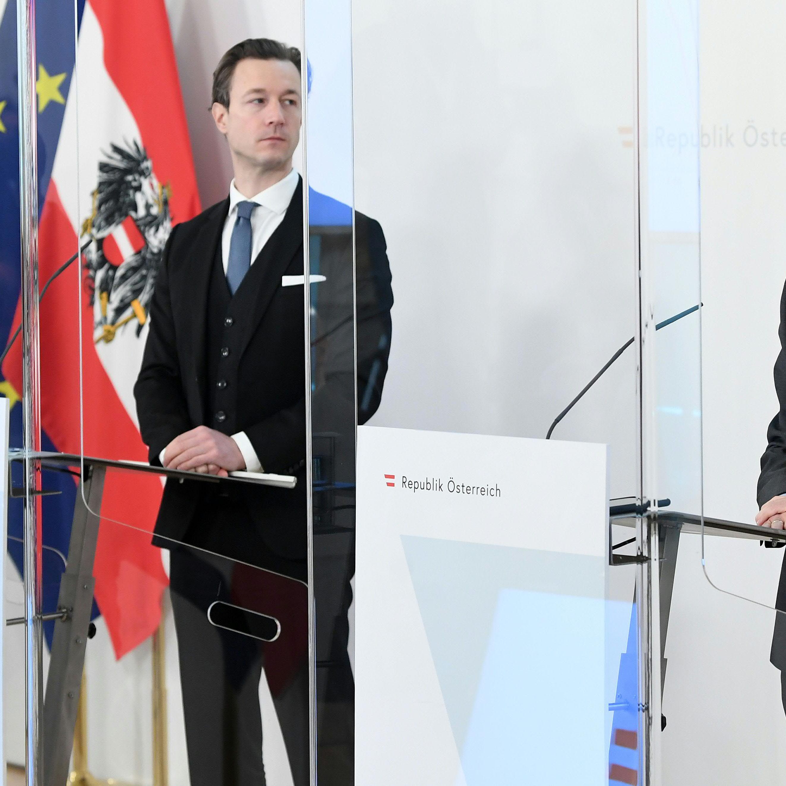 Wirtschaftsministerin Margarete Schramböck (ÖVP), Finanzminister Gernot Blümel (ÖVP) und Arbeitsminister Martin Kocher (ÖVP) sprachen über die aktuelle Entwicklung am Arbeitsmarkt