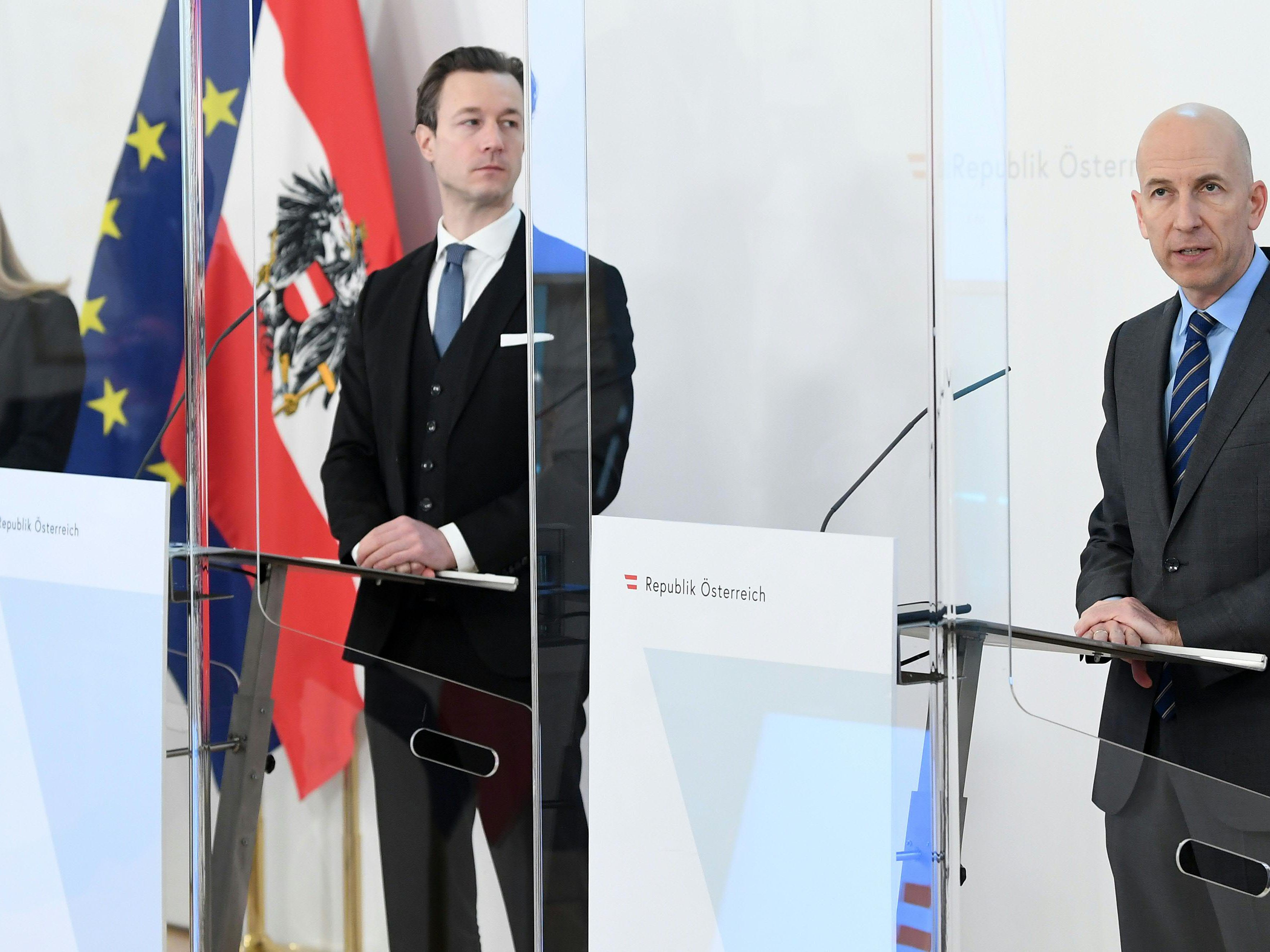 Wirtschaftsministerin Margarete Schramböck (ÖVP), Finanzminister Gernot Blümel (ÖVP) und Arbeitsminister Martin Kocher (ÖVP) sprachen über die aktuelle Entwicklung am Arbeitsmarkt