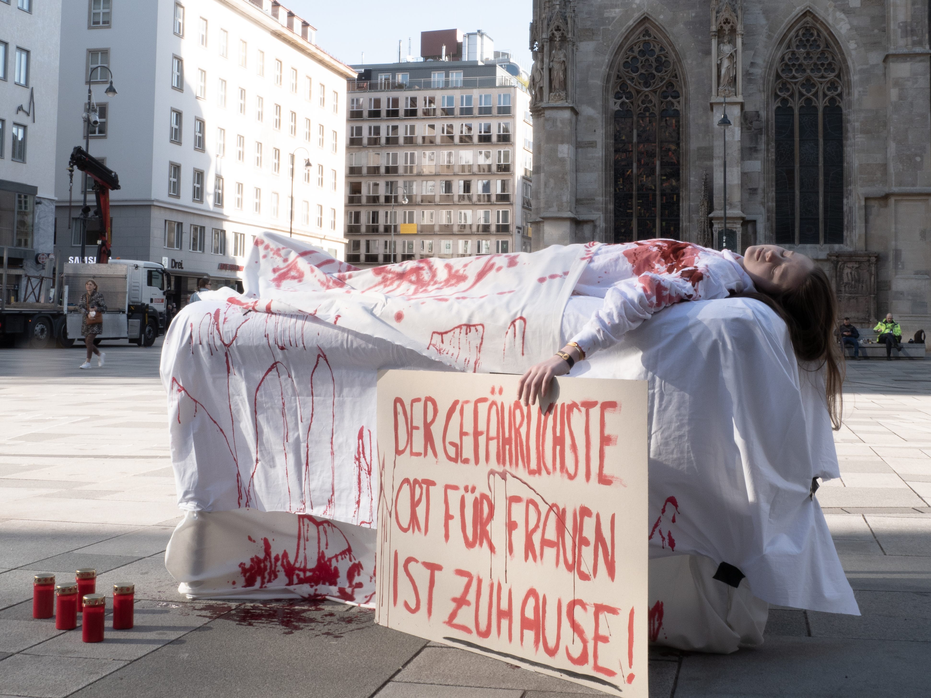 Die Aktion sollte auf die Häufung von Frauenmorden in Österreich aufmerksam machen. Die Aktion sollte auf die Häufung von Frauenmorden in Österreich aufmerksam machen.