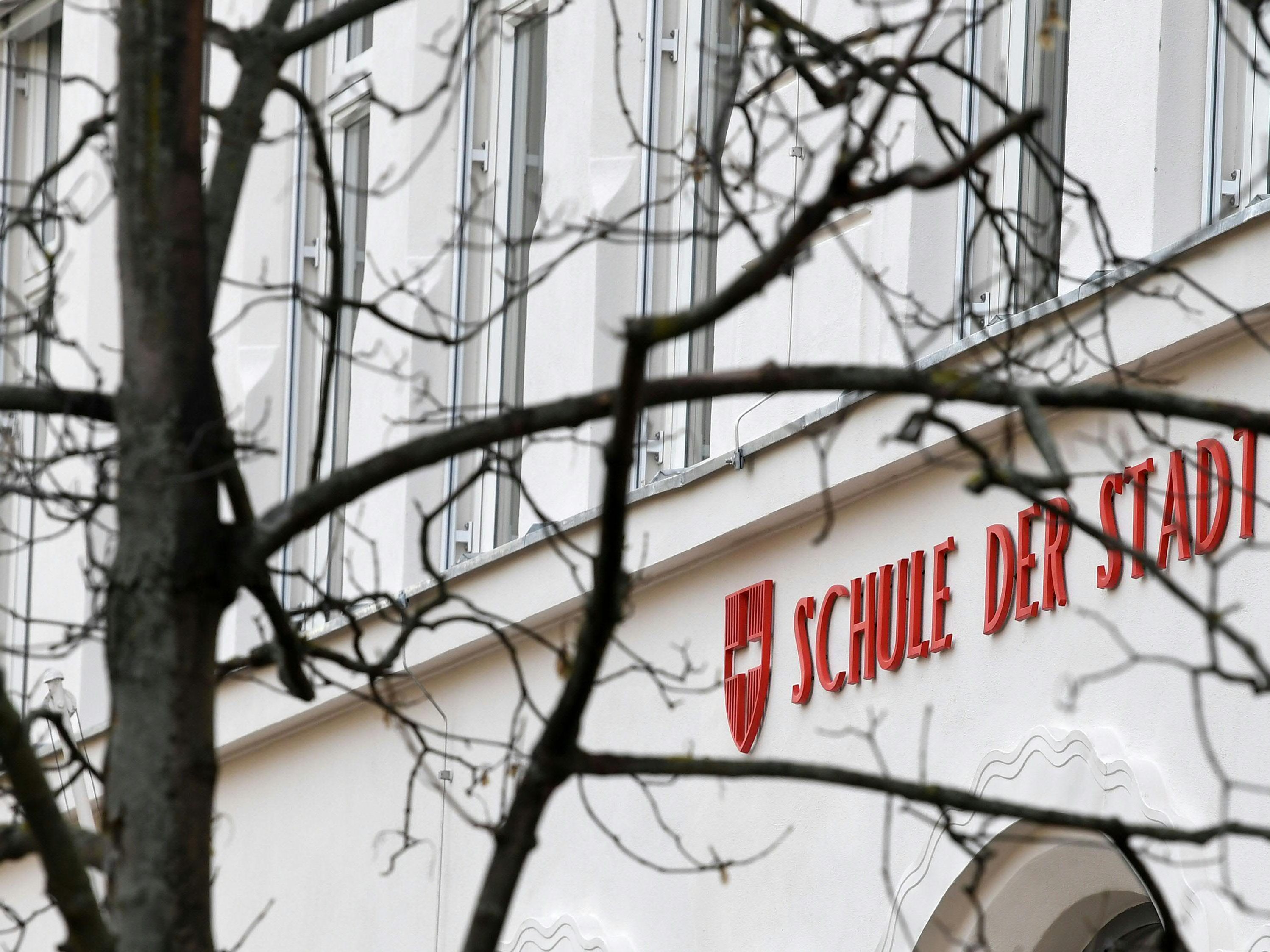 Ab zwei Fällen werden die Klassen bzw. Gruppen geschlossen. Ab zwei Fällen werden die Klassen bzw. Gruppen geschlossen.