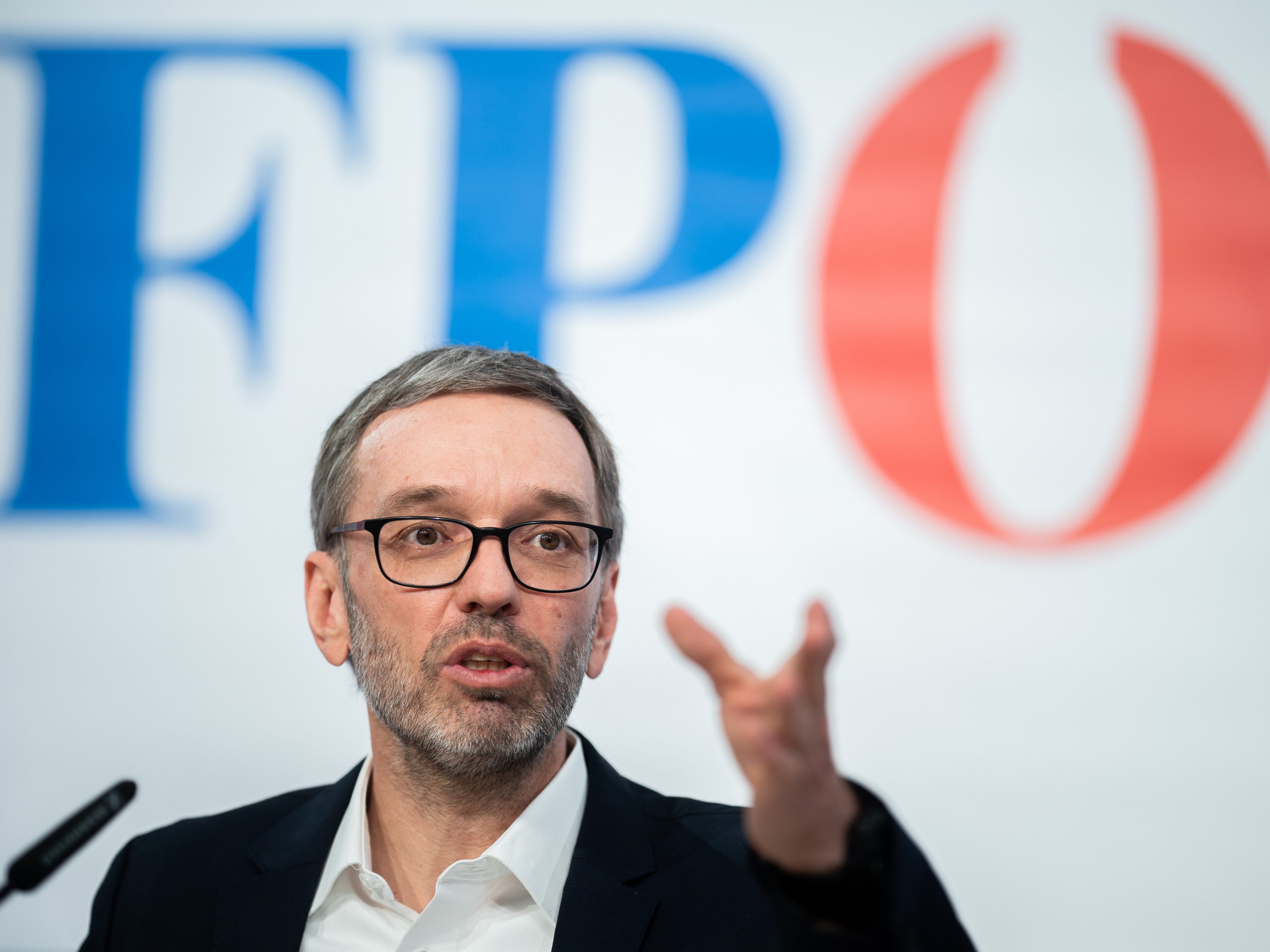 FPÖ-Klubobmann kritisiert die "Etablierung eines Bestrafungs- und Überwachungssystems" seitens der Regierung FPÖ-Klubobmann kritisiert die "Etablierung eines Bestrafungs- und Überwachungssystems" seitens der Regierung