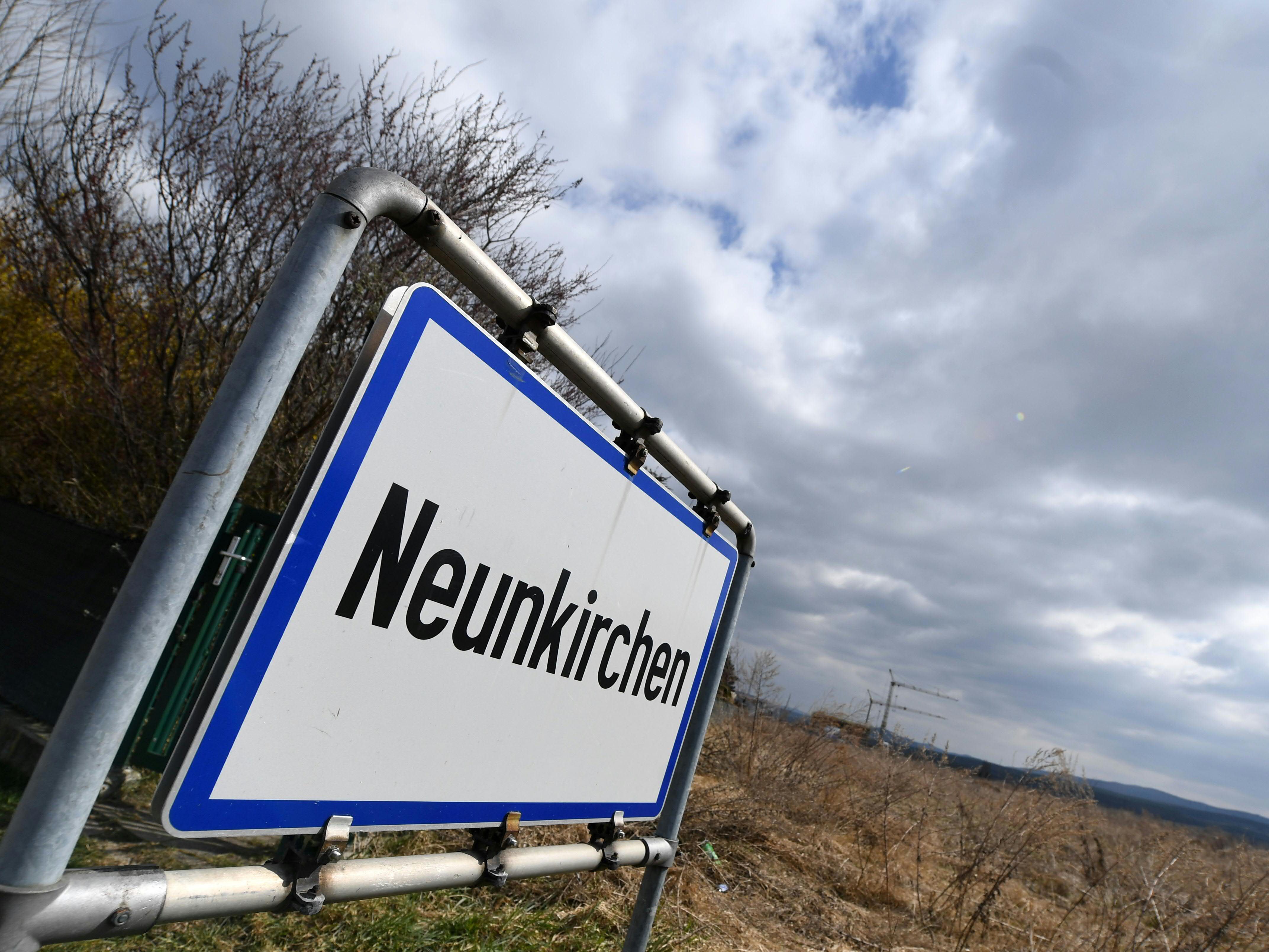 In den Bezirken Neunkirchen und Wiener Neustadt-Land wird die Ausreise kontrolliert. In den Bezirken Neunkirchen und Wiener Neustadt-Land wird die Ausreise kontrolliert.
