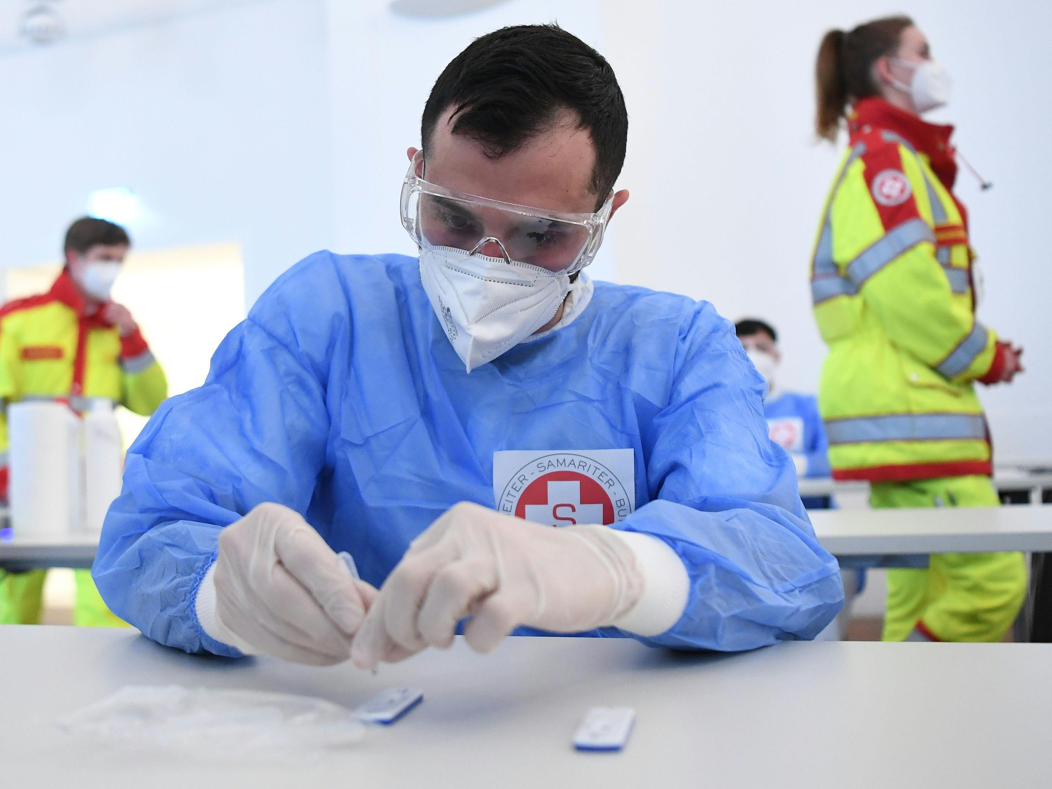 In Wien gab es am Mittwoch mehr als 1.000 Neuinfektionen mit dem Coronavirus. In Wien gab es am Mittwoch mehr als 1.000 Neuinfektionen mit dem Coronavirus.