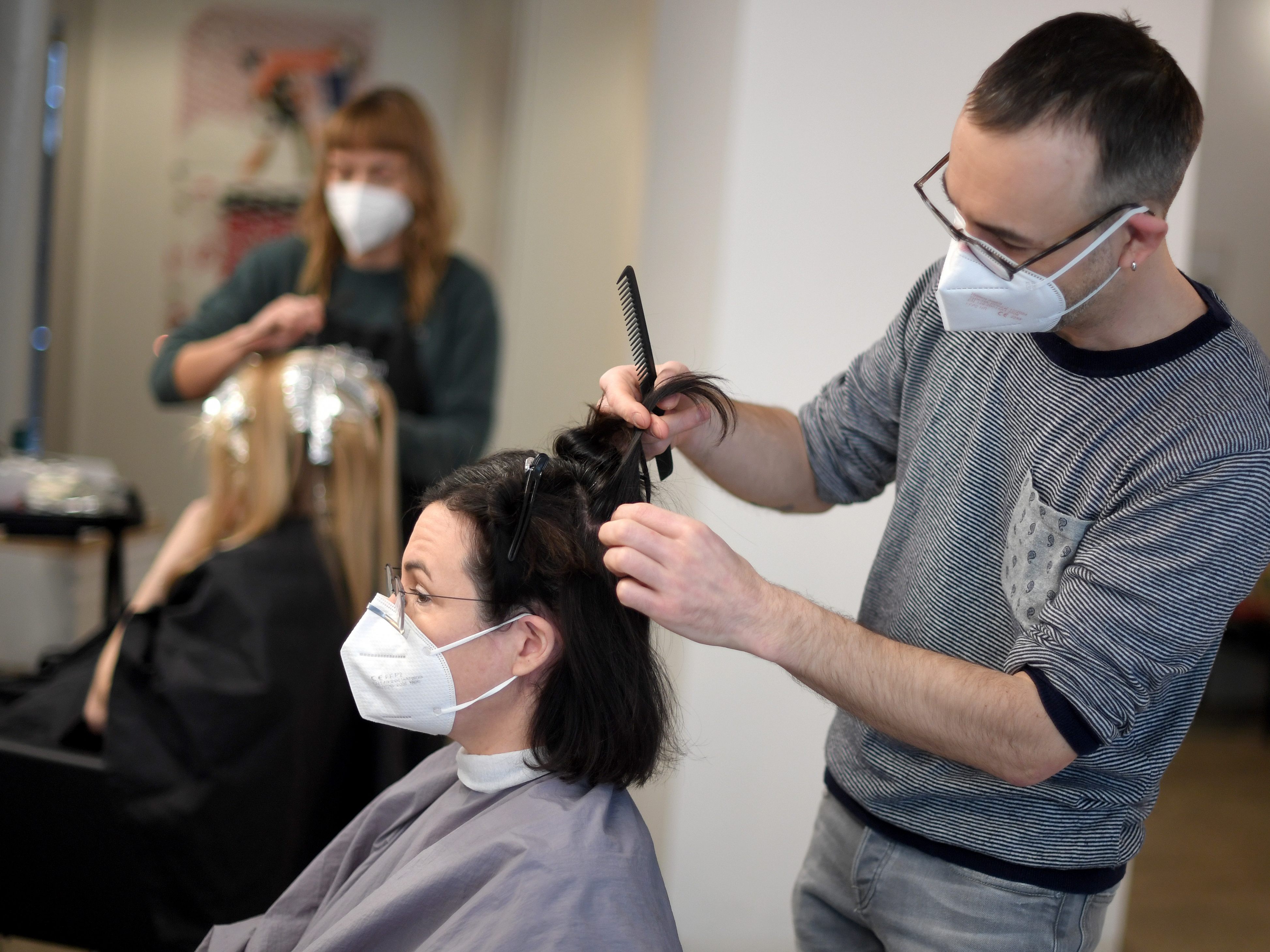 Senioren und auch Ärzte wollen die verpflichtenden Corona-Tests direkt beim Friseur.