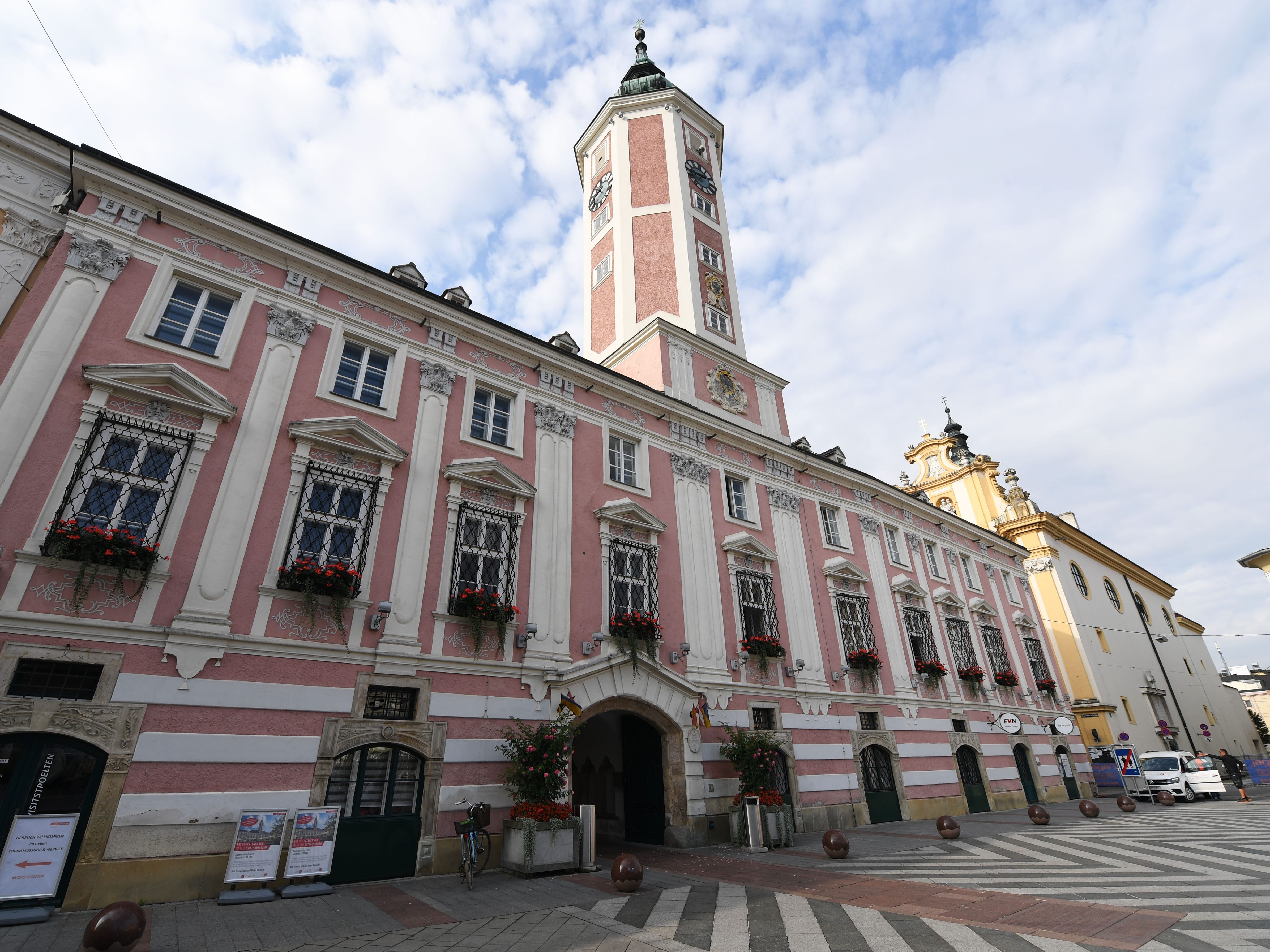 Im Rathaus St. Pölten gibt es derzeit wegen mehrerer Coronavirus-Fälle nur Notbetrieb. Im Rathaus St. Pölten gibt es derzeit wegen mehrerer Coronavirus-Fälle nur Notbetrieb.