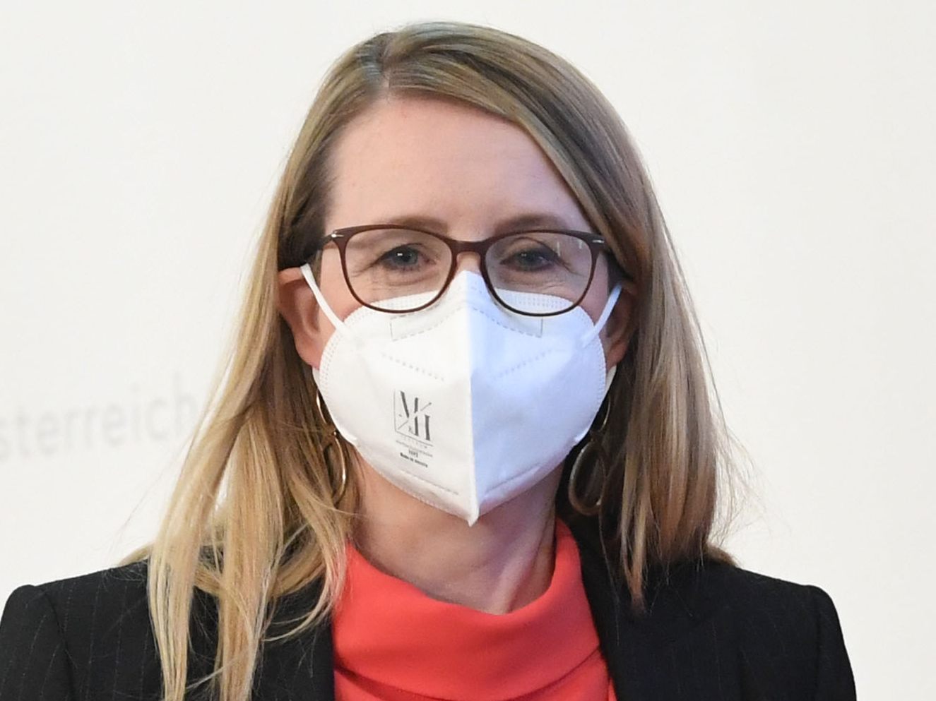 Die Ministerin begab sich in Heimquarantäne. Die Ministerin begab sich in Heimquarantäne.