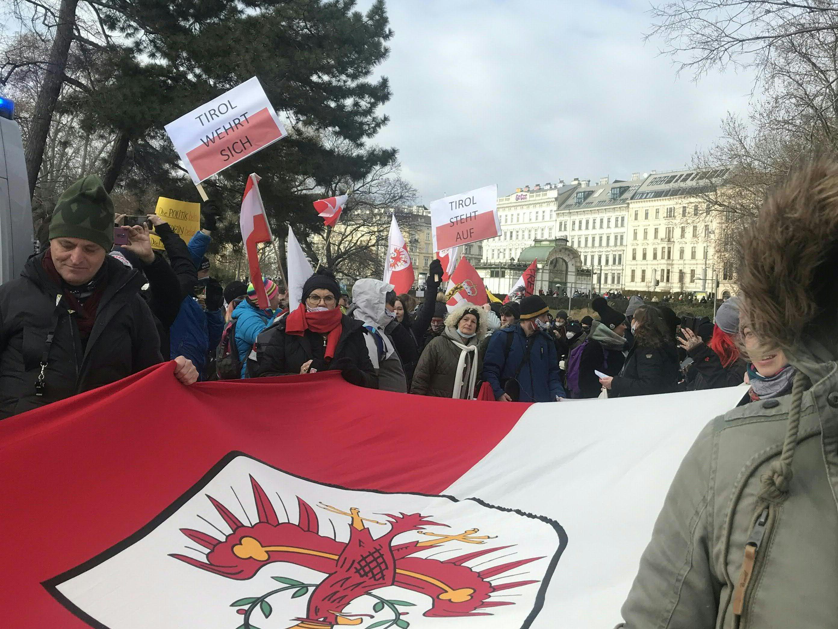 Tiroler reisten per Bus zur Corona-Demo in Wien - nun hat sich dort ein Cluster gebildet. Tiroler reisten per Bus zur Corona-Demo in Wien - nun hat sich dort ein Cluster gebildet.