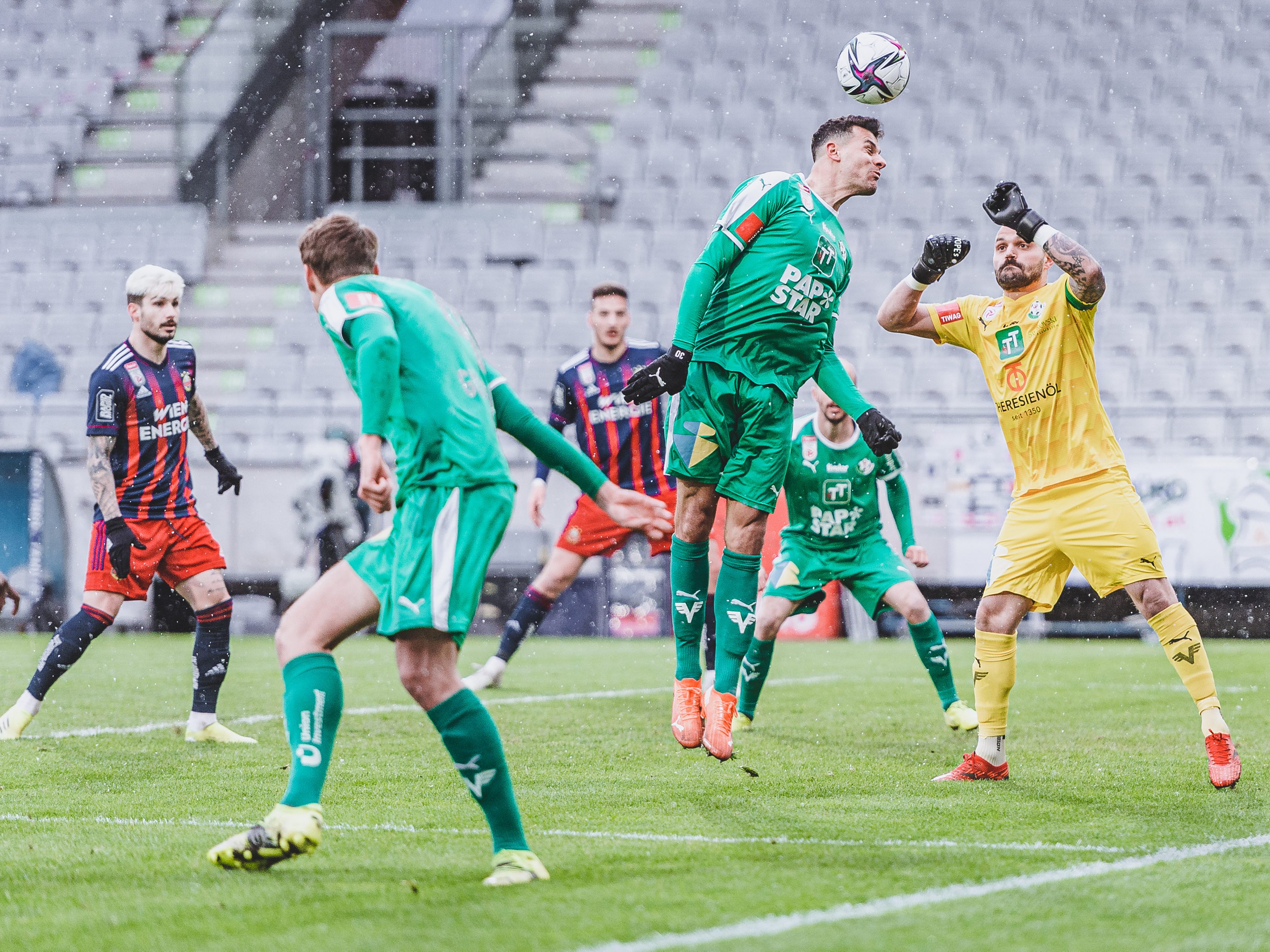 WSG Tirol fixierte mit einem Heim-1:1 gegen Rapid Wien das Ticket für die Meistergruppe der Fußball-Bundesliga. WSG Tirol fixierte mit einem Heim-1:1 gegen Rapid Wien das Ticket für die Meistergruppe der Fußball-Bundesliga.