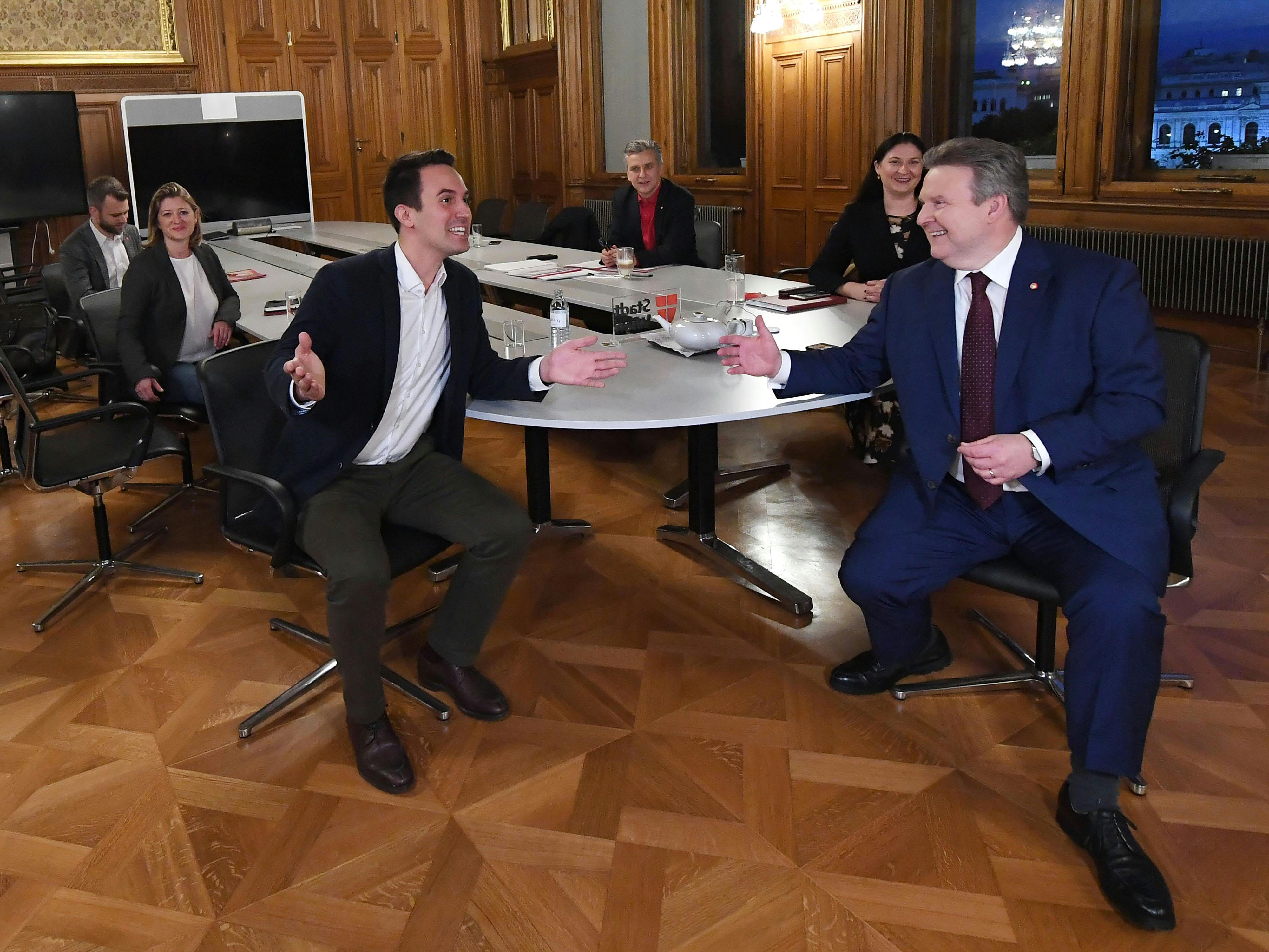 Der Monitor gibt Auskunft über rot-pinke Projekte.
