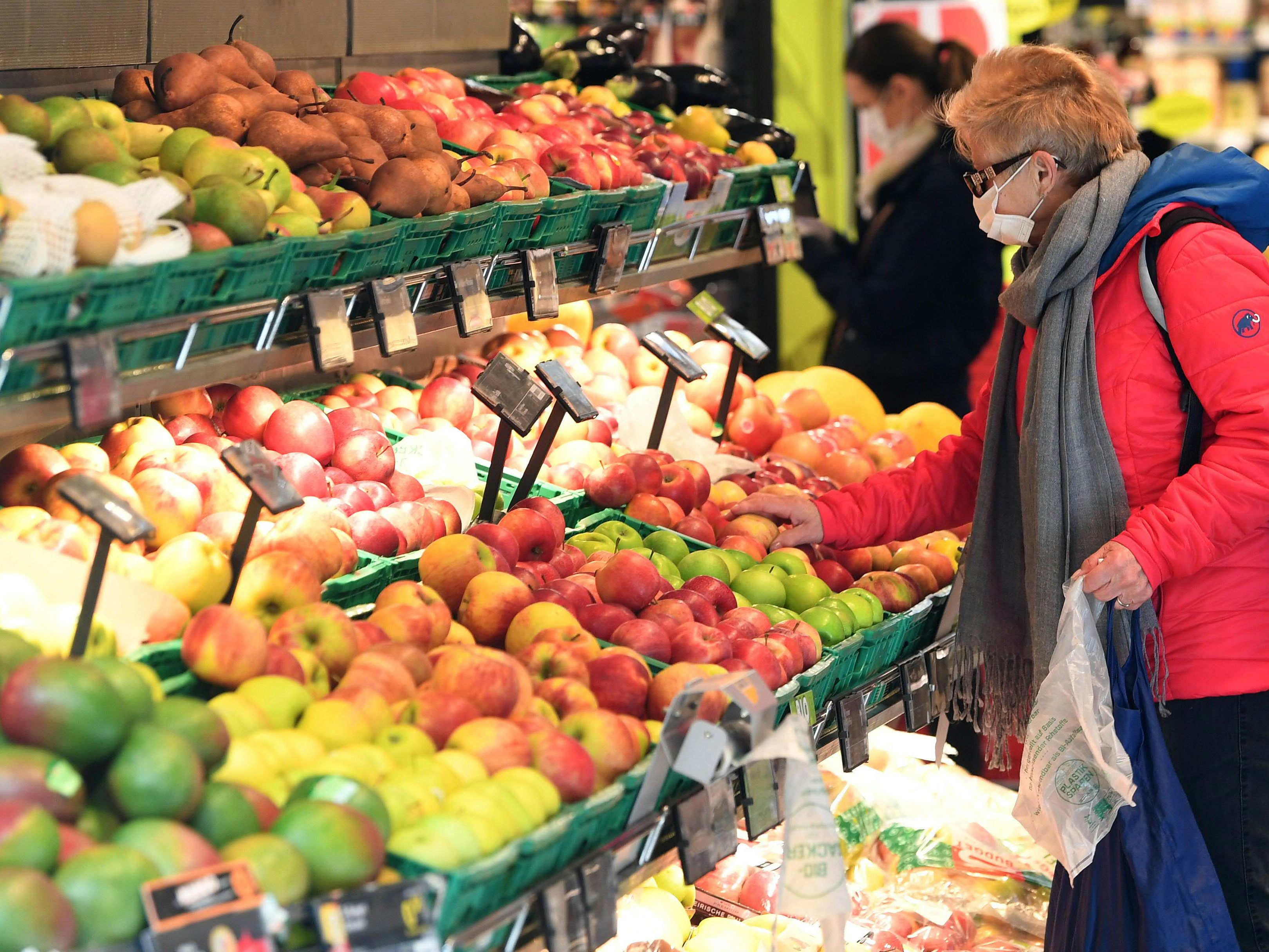 In der Obst- und Gemüseabteilung wollen die Gegner die Maske abnehmen. In der Obst- und Gemüseabteilung wollen die Gegner die Maske abnehmen.
