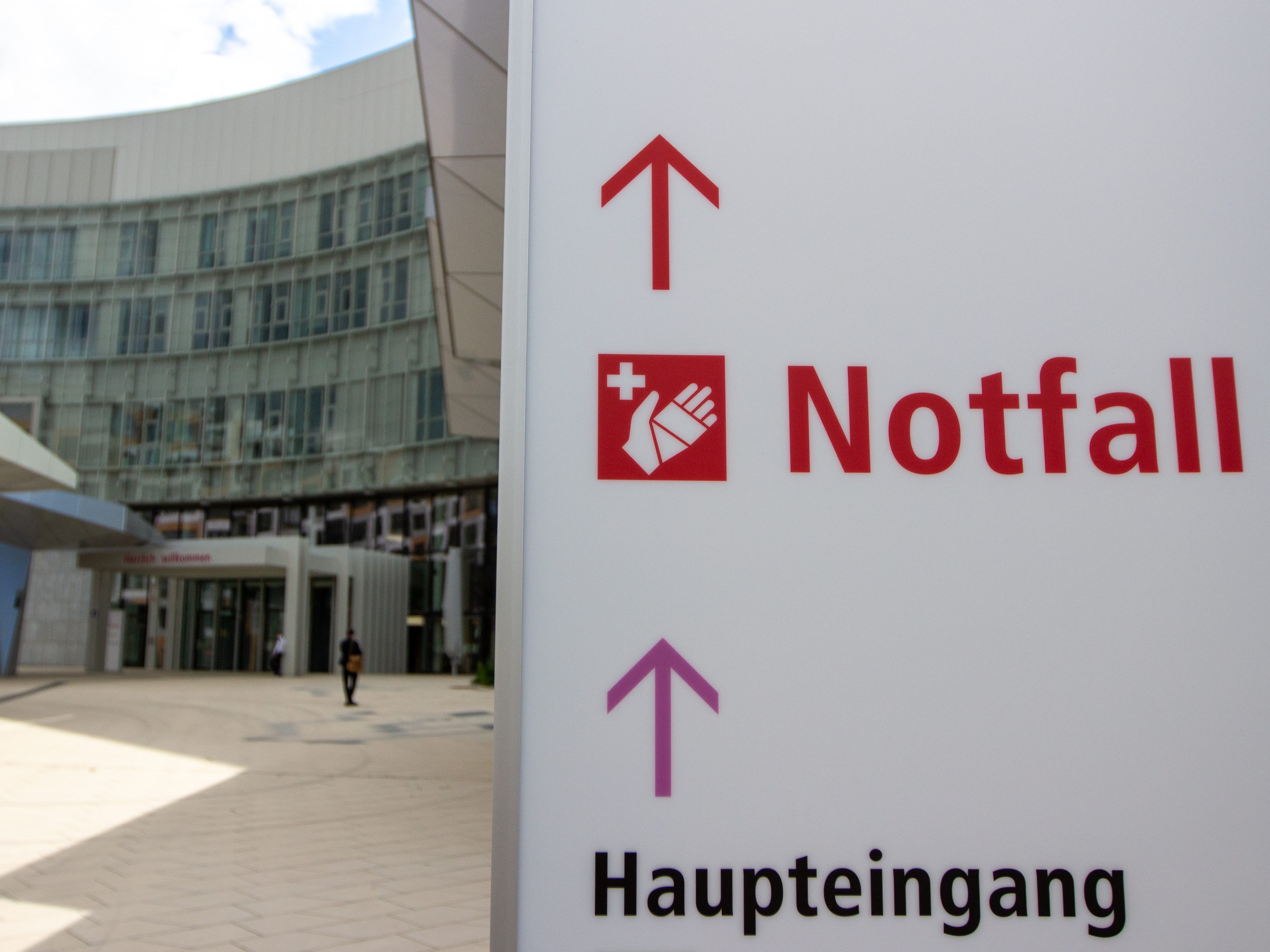 Dem Wiener wurde aus Versehen von seinem Bruder ins Gesäß geschossen.