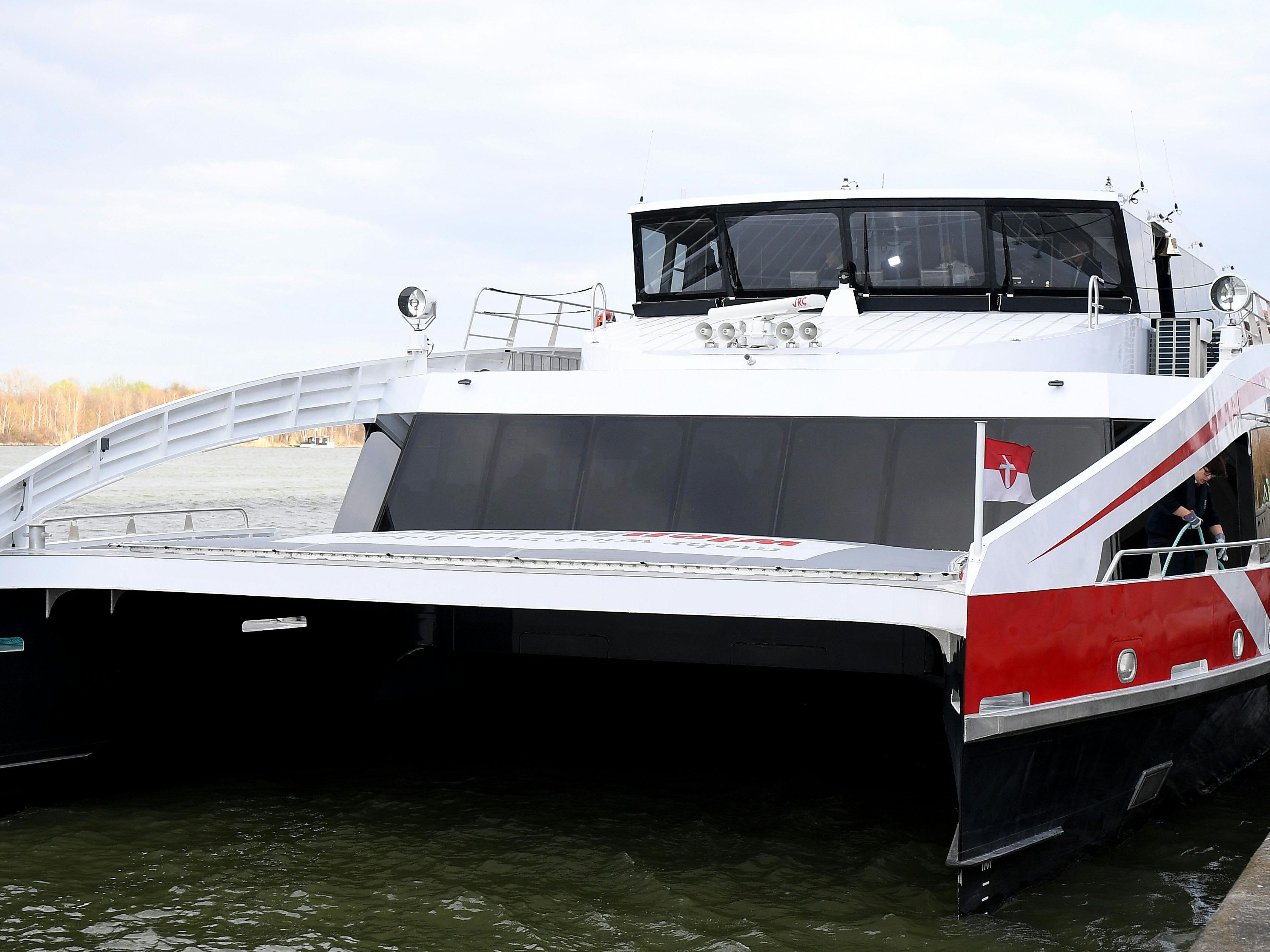 Der Twin City Liner wird auf Hochglanz gebracht. Der Twin City Liner wird auf Hochglanz gebracht.