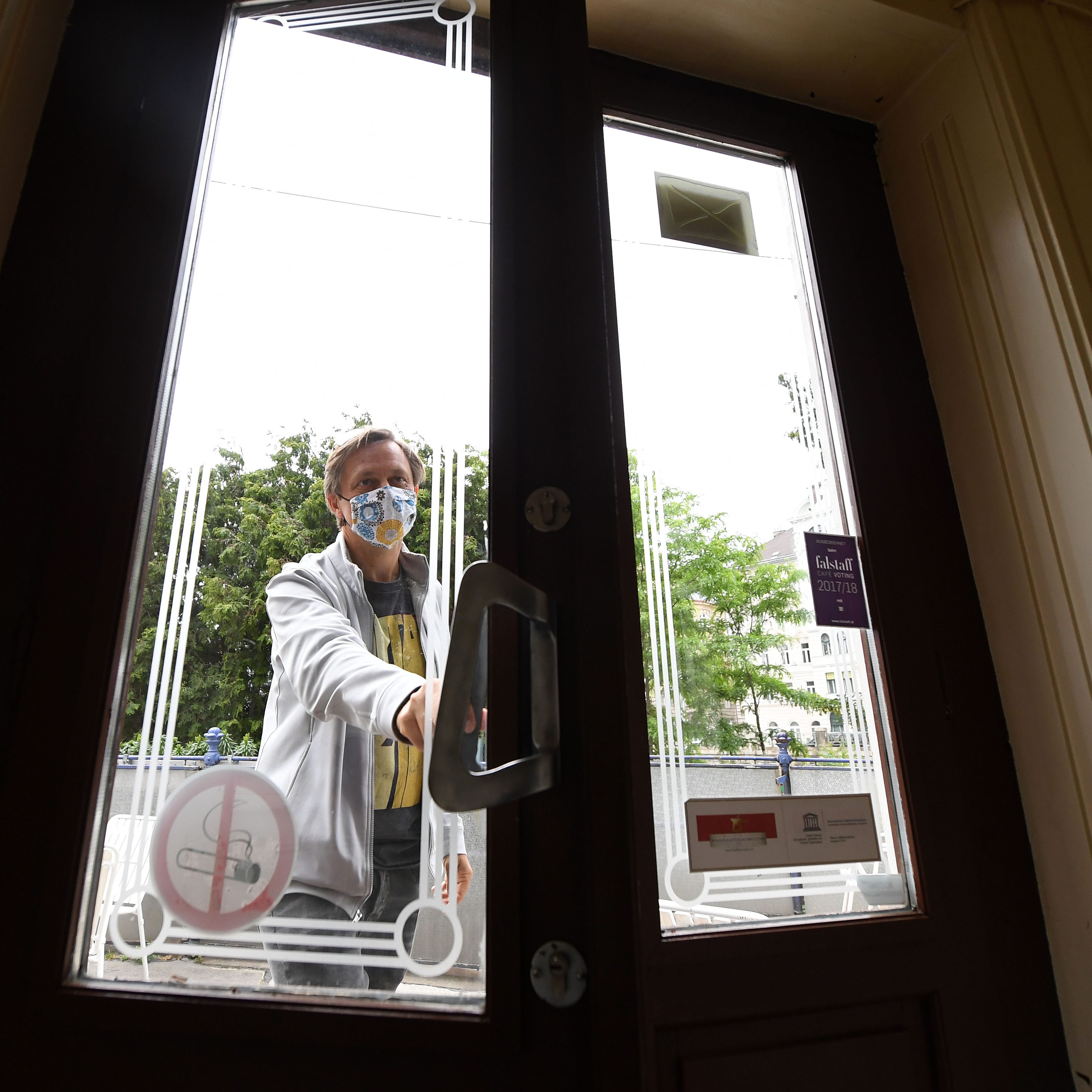 Wenige Gäste am ersten Morgen der Gastronomie-Öffnung in Bregenz.