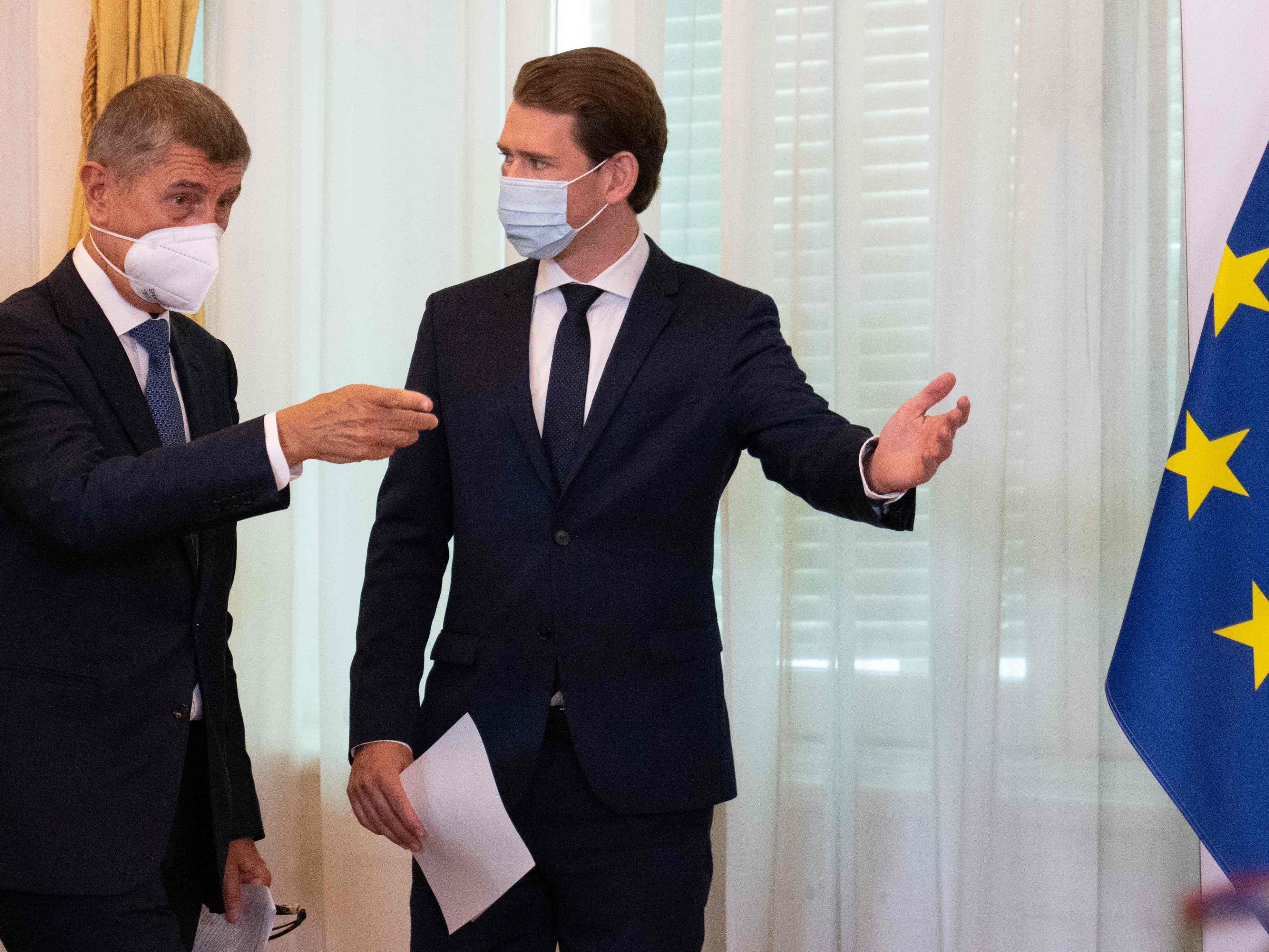 Die Ministerpräsidenten Bulgariens, Tschechiens und Sloweniens, Bojko Borissow, Adrej Babiš und Janez Janša, sind am Dienstag für ein Arbeitsgespräch zur Impfstoffverteilung in der EU bei Kurz in Wien. Die Ministerpräsidenten Bulgariens, Tschechiens und Sloweniens, Bojko Borissow, Adrej Babiš und Janez Janša, sind am Dienstag für ein Arbeitsgespräch zur Impfstoffverteilung in der EU bei Kurz in Wien.