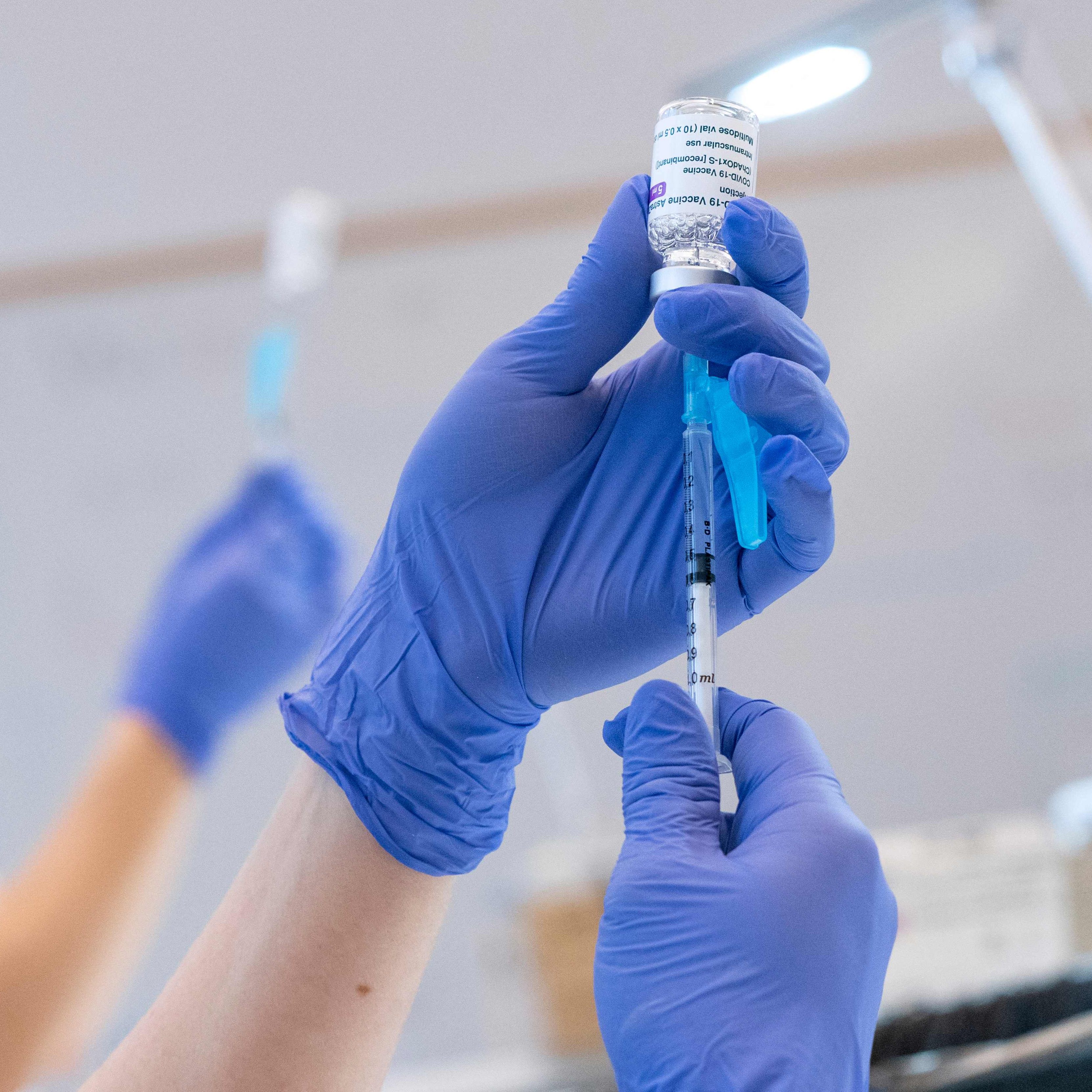 Die Impfstoffe von AstraZeneca sowie Biontech/Pfizer erweisen sich nach einer weiteren britischen Analyse als effektiv.