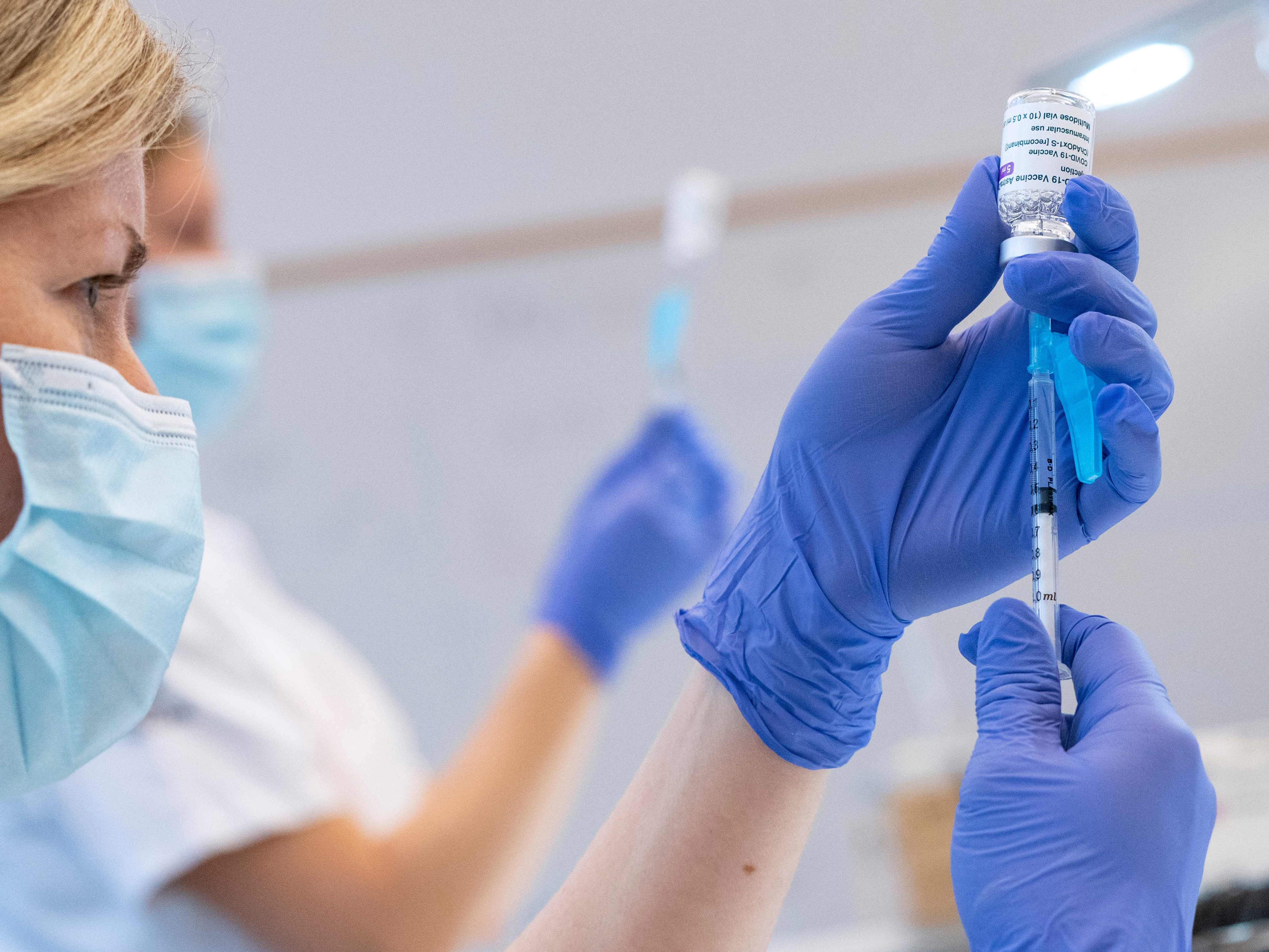 Die Impfstoffe von AstraZeneca sowie Biontech/Pfizer erweisen sich nach einer weiteren britischen Analyse als effektiv. Die Impfstoffe von AstraZeneca sowie Biontech/Pfizer erweisen sich nach einer weiteren britischen Analyse als effektiv.