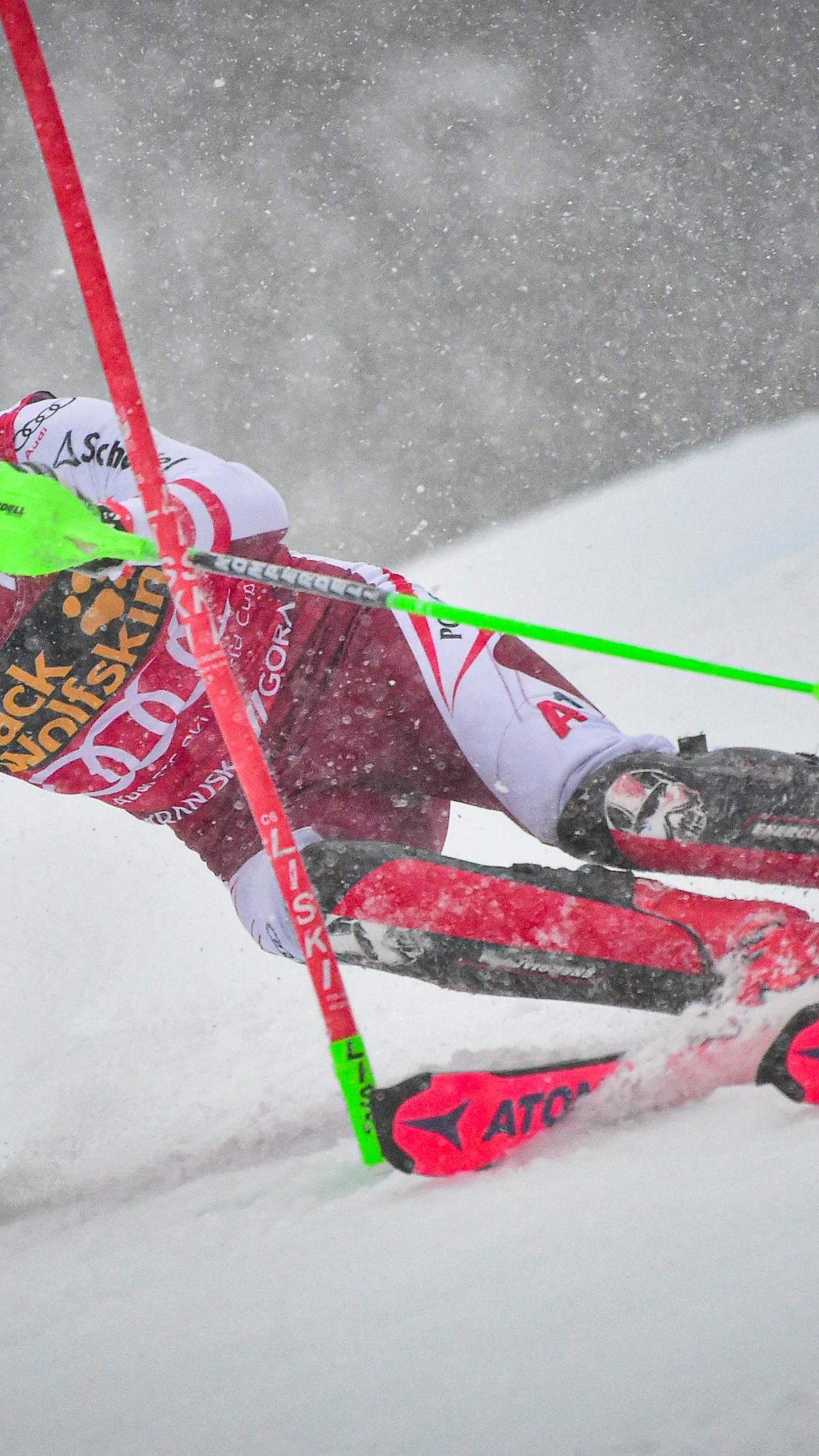 Marco Schwarz sichert sich die Slalomkugel.