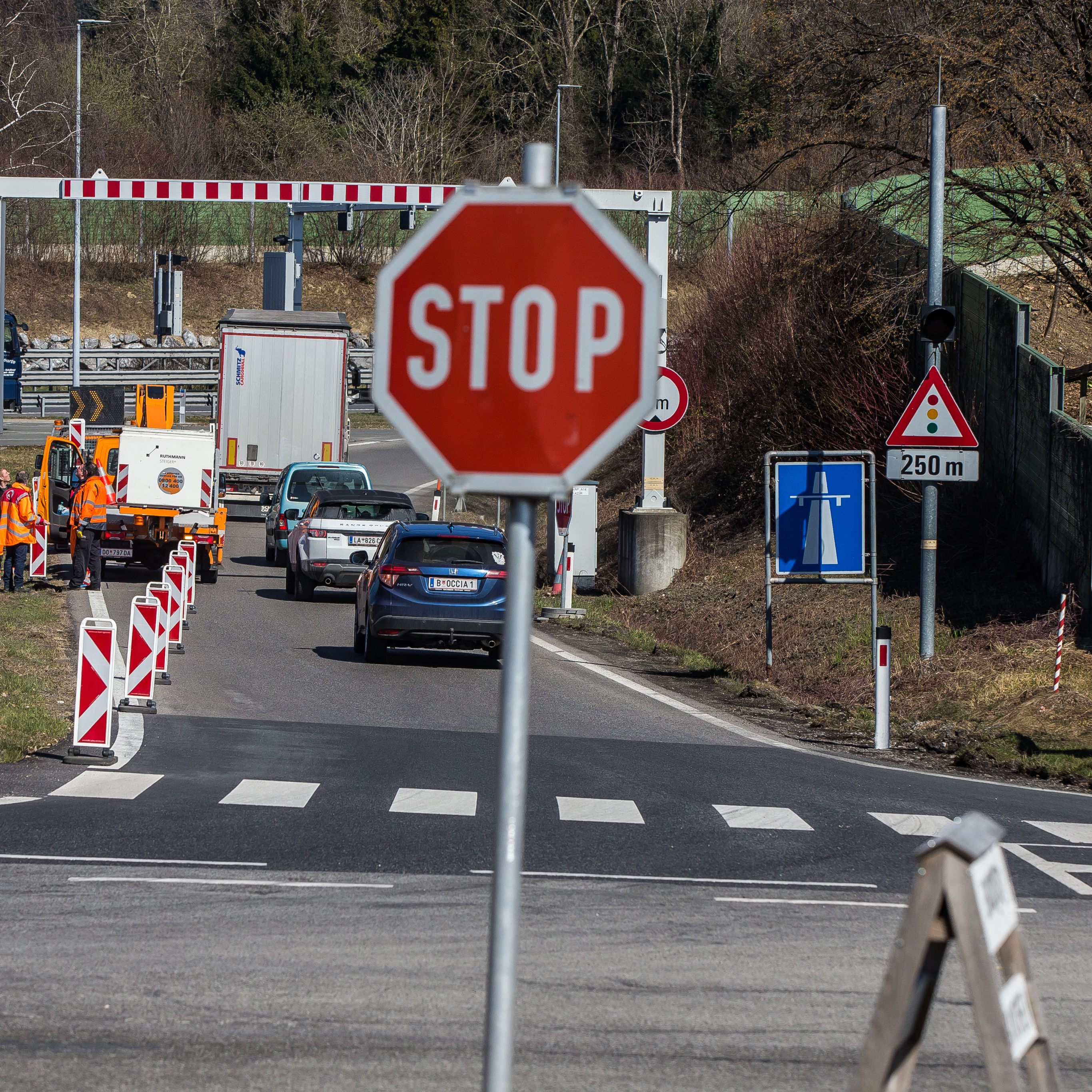 Die Maßnahmen treten ab Donnerstag, 25. März 2021, um 00.00 Uhr in Kraft.