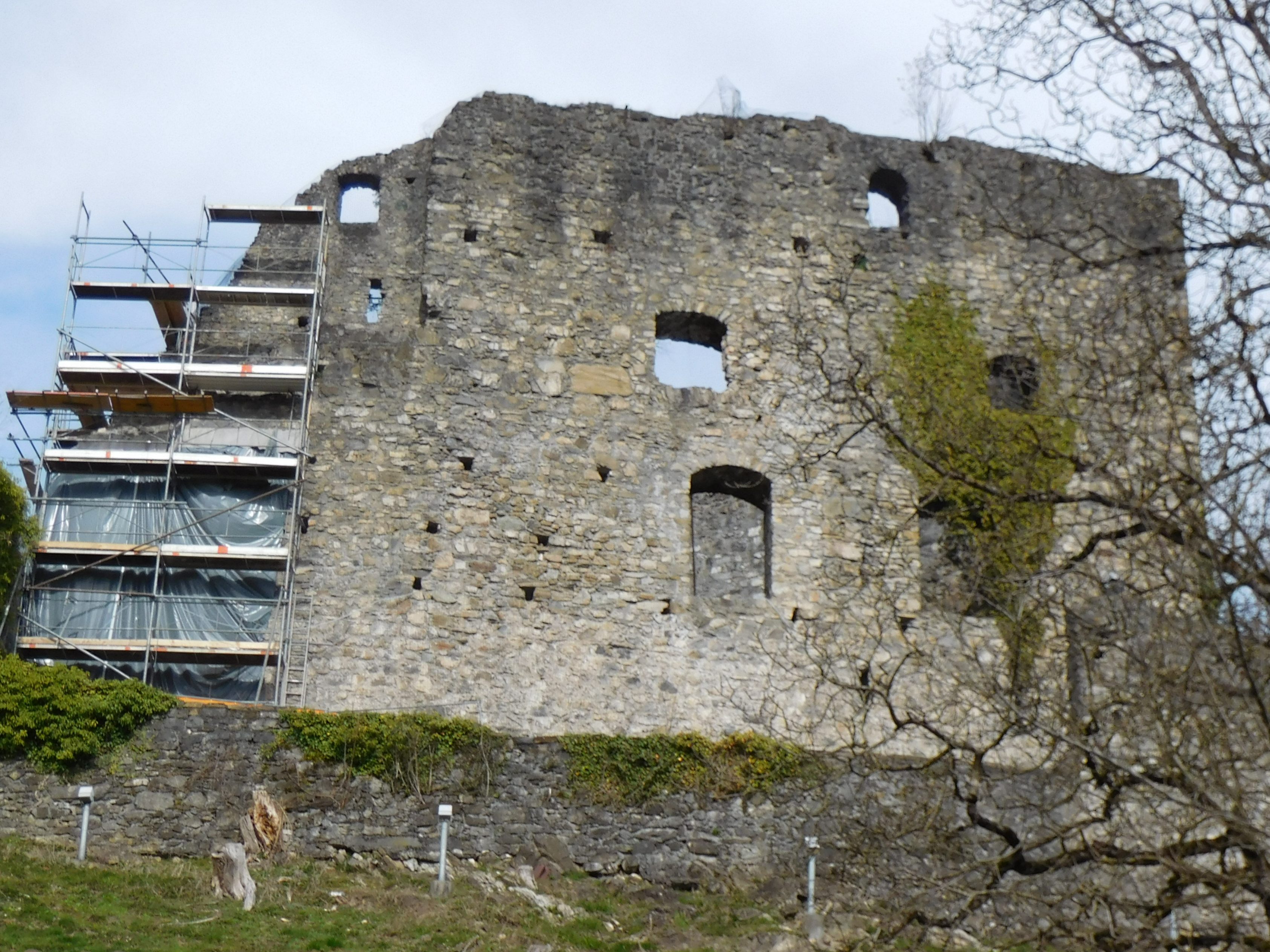 Aktuell laufen an der Burgruine Jagdberg die Sanierung im Bereich des Palas