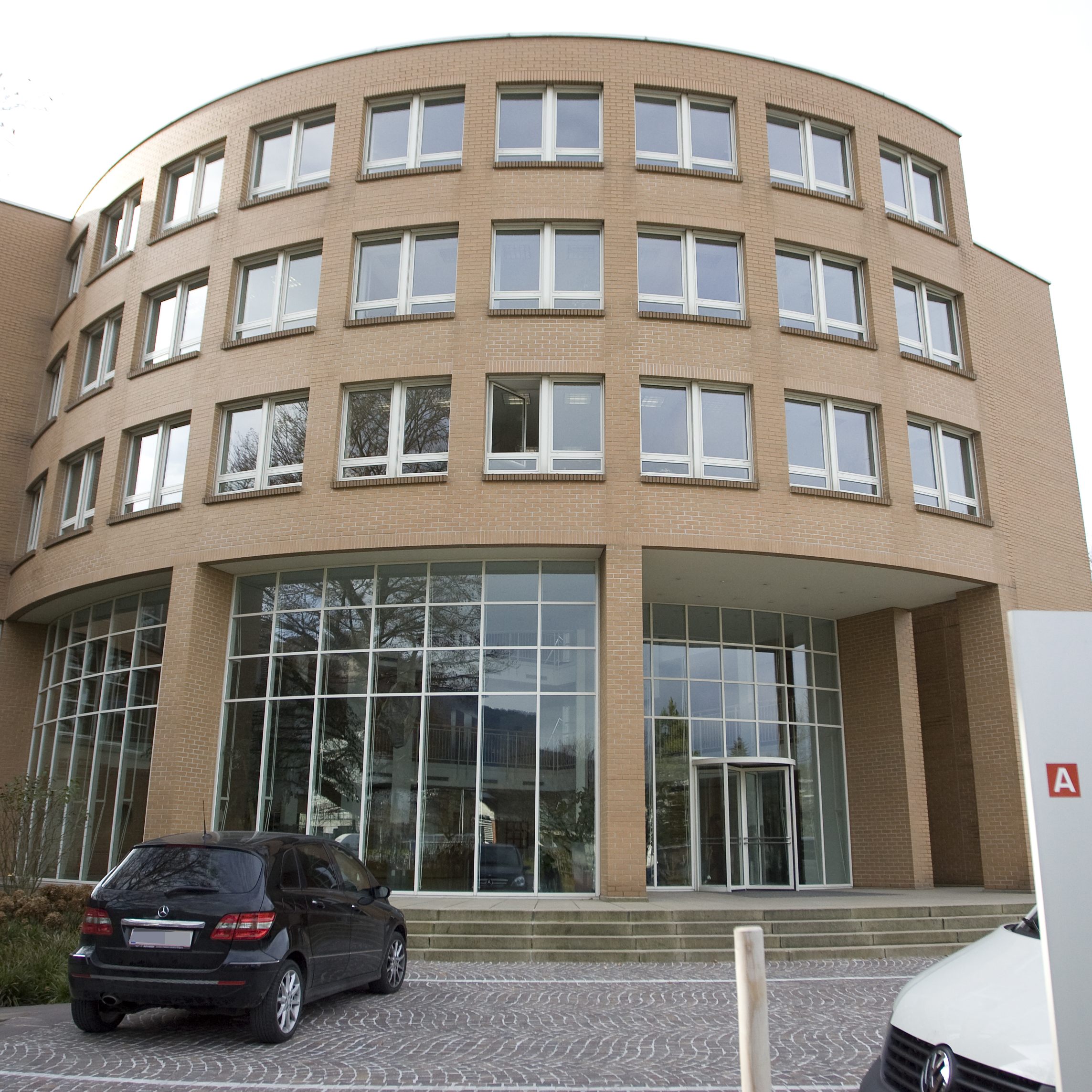 Der reine Energiepreis reduziere sich um 13 Prozent, im Gesamtpreis schlage sich das für den genannten durchschnittlichen Haushaltskunden mit einem Rückgang von acht Prozent nieder.