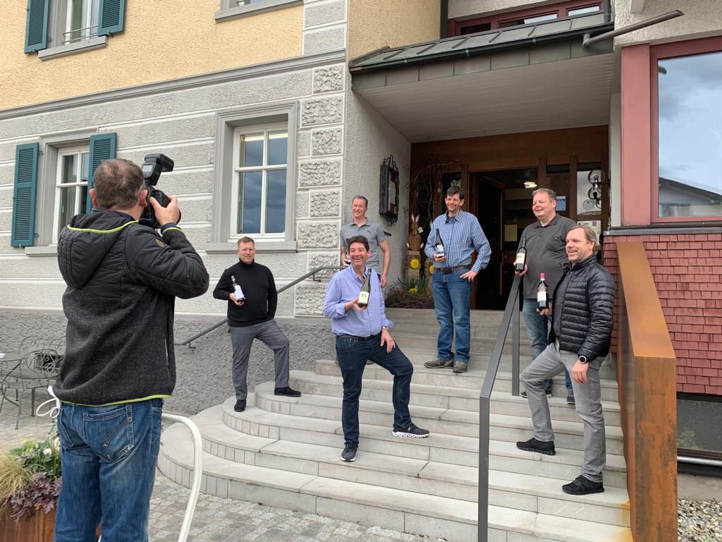 Unser Foto zeigt die Wirte und die Weinlieferanten.